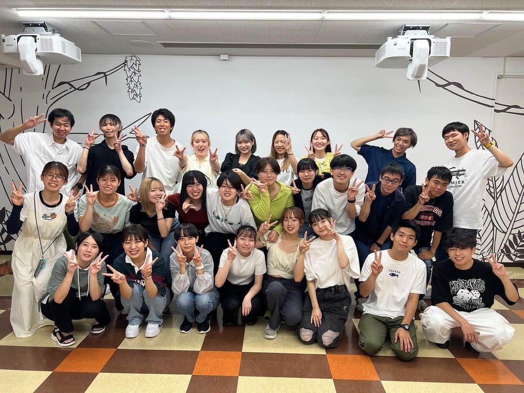 大阪ECO動物海洋専門学校のインスタグラム：「. ⭐️📝ドリサポ研修🌈👒  今回の研修の大きな目的は、ドリサポ同士の繋がりを深めるということ！🌼☺️  前半はドリサポのお仕事のおさらいも含めたお勉強タイム📚✏️ 会話力を身につけたい！他の専攻のことをもっと知りたい！など普段の活動の中で、ドリサポとしての自分自身の課題をたくさん見つけていました🔎⭕️ グループのみんなで課題を共有し、解決策を導き出しました！  後半はお楽しみタイム！🥳💞✨ ということで、グループワークを通してできた繋がりをさらに広げるべくドリサポゲーム大会を開催🔥💕🚀  フルーツバスケットをECO仕様にしたアニマルバスケットや人狼ゲームなど、終始わいわい賑やかで白熱したゲーム大会が繰り広げられていました☄️✨👾  今回の研修での学びや出会いを大切に、これからの活動も楽しんで元気に頑張っていきましょうーー🍀✨☀️  #大阪eco動物海洋専門学校#大阪eco #動物専門学校  #動物飼育 #動物園 #水族館 #飼育員 #ドルフィントレーナー #アクアリスト #動物看護師 #トリマー #ドッグトレーナー#動物好きと繋がりたい#犬好きと繋がりたい #動物園・水族館&テクノロジー専攻 #eco自然環境クリエーター専攻 #ペットマネジメント&ホスピタリティ専攻 #動物園・動物飼育専攻 #水族館アクアリスト専攻 #ドルフィントレーナー専攻専攻 #動物看護師専攻 #ペットトリマー&エステティシャン専攻 #ドッグトレーナー専攻」