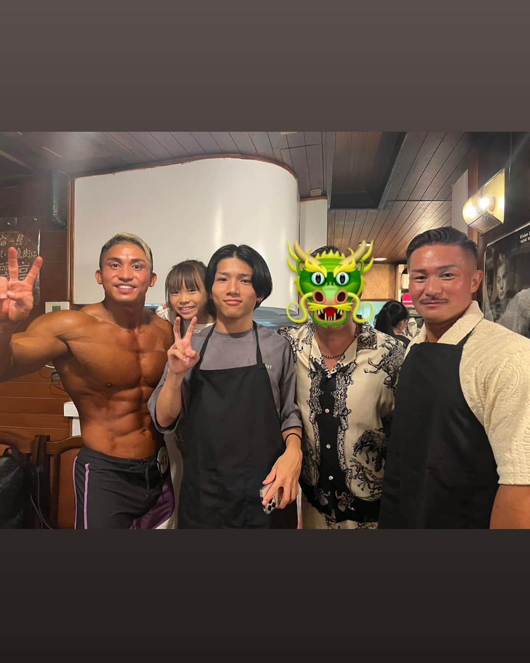 小池友仁さんのインスタグラム写真 - (小池友仁Instagram)「"やるか、やるか"の起源の方🔥  店に着いた瞬間、背中バチんと叩かれて、「負けてんじゃねー！！！」って喝いれてもらった💪  義理、人情、人望の厚さ、社会的地位、全てにおいて目標の人。  俺もこんな漢になりてー🔥🔥🔥  #男の憧れ #義理 #人情 #やるかやるか #押忍 #筋肉は子供に大人気」8月30日 15時10分 - jin.xeno