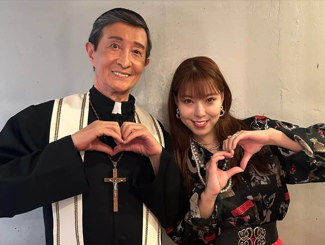 西村ケリーさんのインスタグラム写真 - (西村ケリーInstagram)「なんだかんでインスタにはあげてれてなかった（!?）レミゼのオフショット達📷🤍舞台期間中はなぜかTwitterばかりになる☹️笑  1枚目　#日向坂46 の #潮紗理菜 ちゃん💛💜本当に可愛くて透明感えぐくて丁寧で優しい方でした✨⭐️コゼットにぴったりすぎました👶！ 謎解きは同じ考えすぎて同盟組みました🤣✨  2枚目　#坂巻有紗 ちゃん🩵 本当にお人形さんみたいで可愛いいし、歌声はパワフルすぎて感動した🥹🎤エポニーヌ最強すぎた！写真いっぱいありがとね♡   3枚目　#沙月愛奈 さん🤍今回役で一番絡ませて頂いた愛奈さん！✨沢山話し合って本番期間中でも修正しながら少しでも良い演技を一緒に求めて追求しあえた方✨感謝しかありません☺️🙏また是非ご一緒したい方です🤍  4枚目　#鎌苅健太 さん⭐️いやぁ〜魅せ方！という部分を勝手に沢山学ばさせて頂きました✨パワフルで空気を一瞬で変えるような役者さん。またご一緒できた時にはがっつり絡む役でお会いしたい🙆‍♀️  5枚目　#柿の葉なら さん💚今回は役としては絡む事はなかったけど楽屋で席が近くて良くご一緒してました✨☺️声量から動きからあんな小さい身体からは想像もつかないくらいパワフルで圧巻でした💭🫡  6枚目　#伊地知玲奈 さん🤍たぶんいじっちゃんと一番一緒にいました！☺️稽古場で最初に仲良くなったのも彼女です✨お互い役のアドバイスをしあい、高めあっていった方です！不思議だけどたぶん前世ですでに会ってると思います！そのくらい一緒にいて落ち着きました🙆‍♀️  7枚目　#加部アカネ ちゃん💙楽屋が隣で本当にずーっと話してました！笑　役的には絡むことはなかったけど稽古場でもよく一緒にいました！ABCの中で女の子1人の存在感や声量！本当にリスペクト🫡✨  8枚目　ミネットのみんな！と愉快な仲間達！笑　私の第二の家族👪笑　ミネットのみんなとは沢山話し合ってぶつかりあってでも一緒に前向いて楽しんで板に立てました✨本当に感謝です！  9枚目　#野村宏伸  さん！ いやぁ〜大ベテランの方の演技をこんな間近で観れる機会が有り難すぎて袖からもよく見させてもらいました！ジャベールとジャンバルジャンの最後のシーンは毎公演胸が締め付けられて言葉がありませんでした🥹🥹🙏  10枚目　#中丸新将 さん✨ いやぁ〜本当に本当にお芝居への取り組み方、ステージでの佇まいオーラの放ち方、その一方で普段の優しい気さくな中丸さん✨役で絡みたかった方です☺️お芝居が素敵すぎて本当に沢山勉強させてもらいました！🙏  とこんな感じで振り返ってみました✨まだまだ共演者との写真はあるからまた載せますね📷✨  本当におつケリーィ！！！ 出会に感謝✨⭐️  #舞台　#舞台版　#レミゼラブル #レミゼ #lesmiserables #lesmisérables #teatro #teatromusical #theater #俳優座劇場 #俳優座　#西村ケリー #演劇  #演劇好きな人と繋がりたい #舞台俳優好きさんと繋がりたい」8月30日 15時12分 - kellynishimura8