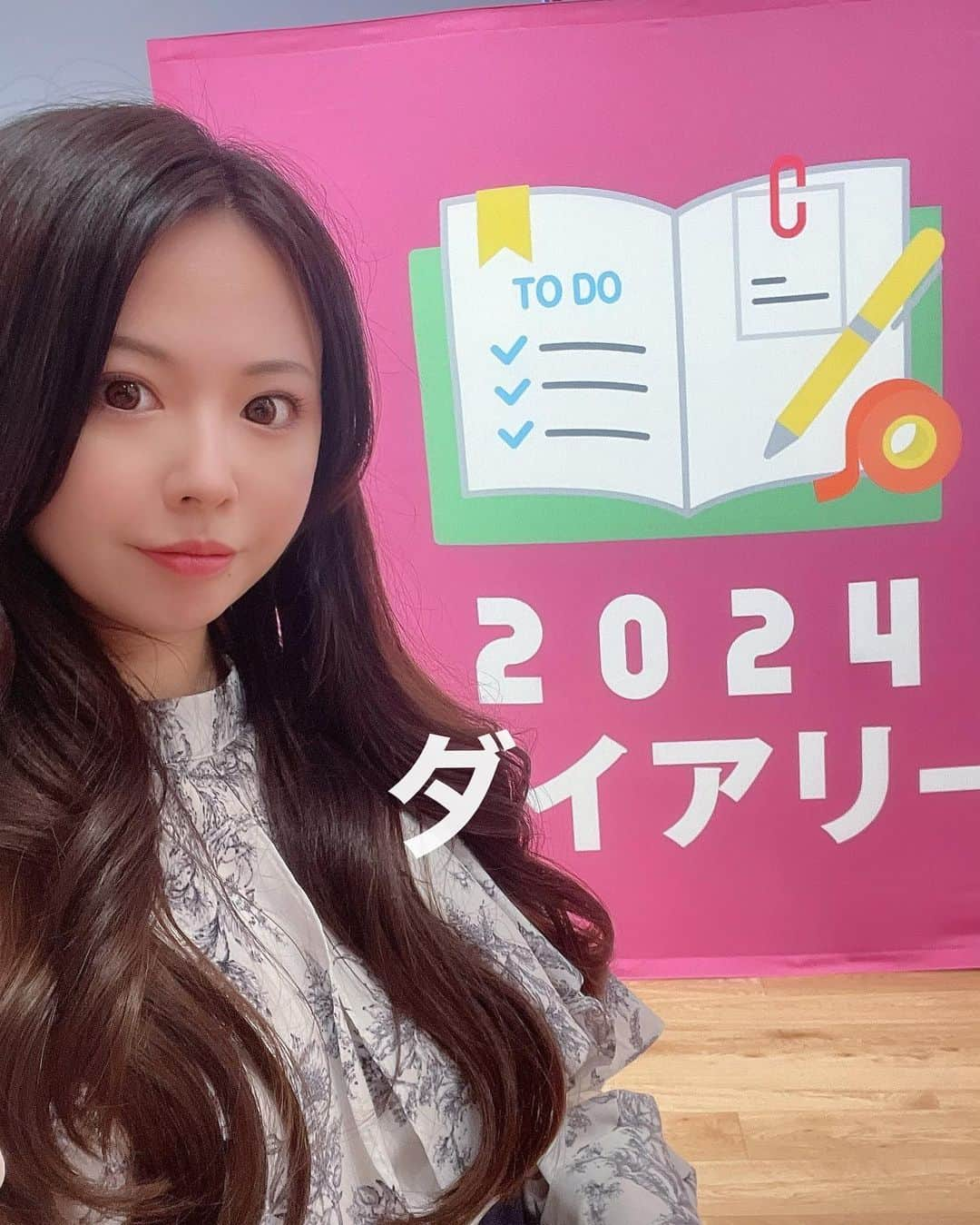 みかほさんのインスタグラム写真 - (みかほInstagram)「⁡ ロフトさんの『2024ダイアリー＆デコ展示会』 に招待されて行ってきました〜！🤍📒✐☡ @loft_bungu  ⁡ 来年の手帳はどうする〜？？🥰 私は手帳派じゃないからあまり知らなかったのだけど、展示会を通して色々な文具があるのを知って感動した〜🥰 機能性がだいぶ進化してて✨️面白かったよ🤍 今回の記事では、イベントで気になった 手帳達をピックアップして紹介するね🫶   ⁡ 📒#新日本カレンダー ⁡ 人気イラストレーター#mizutama さん( @mizutamahanco )の2024年版カレンダー @shinnipponcalendar24_mizutama  ⁡ 消しゴムはんこでおなじみericさん( @eric_smallthings )のイラストカレンダー @shinnipponcalendar2024_eric   暦生活 こよみせいかつ #縁起のいい日手帳 @koyomiseikatsu  ⁡ ⁡ 📒#SUNNY手帳 「あなたの1年を晴れにする」 SUNNYは、手帳とノートを中心に 働く人のパートナーとなるアイテムを展開する ステーショナリーブランド @sunny_schedulebook  ⁡ ⁡ 📒#MATOKA シンプルだけど、どこか心くすぐられるデザインと使いやすさを兼ねそなえた商品を提案する、ステーショナリーブランド 『MATOKA （マトカ）』 @matoka_jp  ⁡ 📒#グリーティングライフ #スロージャーナル  手帳と一緒に目記を。持ち歩きにも最適なコンパクトサイズの日記帳。 cocoちゃんシリーズも可愛い @greeting_life_inc  ⁡ 📒 Y-Style(#ワイスタイル ） ママでもなりたい私になる♡ #ワーキングマザーの手帳 @y_style.life  ⁡ 📒#高橋書店 シンプルなんだけど機能性も見やすさもありつつ高級感もあってありそうでなかったそんな素敵な手帳！シンプルにこだわったちょうどいいトリンコの手帳🤍 @takahashishoten_official  ⁡ 📒 #NOLTY (ノルティ）能率手帳  #キャレルシリーズ は 日経WOMAN と共同開発したFSC認証用紙を採用で環境のことも配慮されている手帳です また、紙もかなりしっかりしていて「万年筆での裏うつり」がほぼないのも素敵 @nolty_official  ⁡ ⁡ 📒 #アートプリントジャパン 可愛いちいかわのダイアリーがあったよ マンガの吹き出しに予定を書ける漫画本みたいになる手帳は斬新だったな🤍 毎日手帳を書くのが楽しくなりそう @apj.creative  ⁡ 📒#ホールマーク  グリーティングカードやレター、ギフト製品など 可愛いキャラクターが🤍🤍 ムーミンのシリーズ可愛かったな🤍 @hallmark_japan  ⁡ ⁡ ⁡ 動画に載せてる順に紹介しました🤍 今全国のロフトで2024ダイアリーが展開されています🤍 そして 9月2日からは「文房具の会～デコレーションパーティー～」が始まります🍀*゜ いろいろな種類が大集合して、 ロフト限定のダイアリーも豊富だからぜひチェックしてみてね🥰 ⁡ ※「文房具の会～デコレーションパーティー～」は商品によって展開店舗が異なる場合があります。 @loft_bungu  @loft_official  ⁡ 𖤣𖥧𖥣｡𖤣𖥧𖥣｡𓂃𓂃𓂃𓂃𓂃𓂃𓂃𖥣｡𖤥𖥧𖥣⋆* ⁡  気軽に𝙵𝚘𝚕𝚕𝚘𝚠 してね🤍  @mikahogram ⁡  いいね・コメント・保存   本当に嬉しいです🤍🕊 いつもありがとうございます⸜🌷︎⸝‍ ⁡ 𖤣𖥧𖥣｡𖤣𖥧𖥣｡𓂃𓂃𓂃𓂃𓂃𓂃𓂃𖥣｡𖤥𖥧𖥣⋆* #ロフトブング #ロフト展示会 #2024ダイアリー #ロフトのデコパ #PR」8月30日 15時12分 - mikahogram