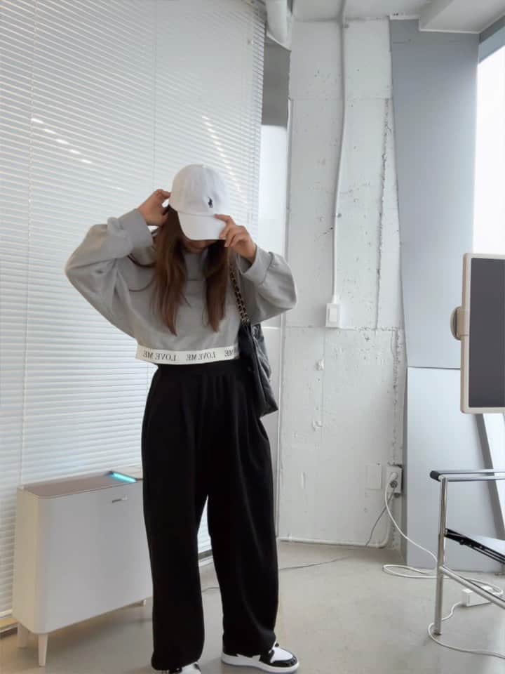 キム・ジュニのインスタグラム：「투웨이핀턱밴딩팬츠 컴백!! 꺅🤩🎉 베이직루즈티셔츠랑 입으믄 찰떡으로 이쁜 애♥️  근데 이 후드탑 아시는분! 알면 진짜 에바주니 찐팸😆 #금요일오픈! #어버브」