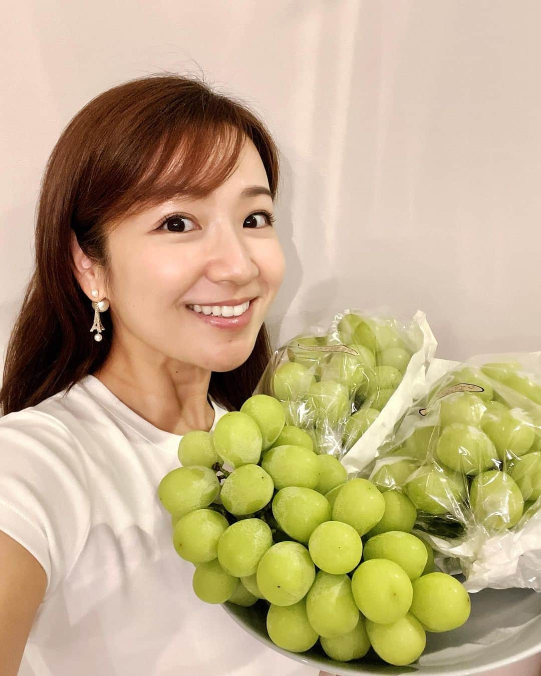 長野美郷のインスタグラム：「🍇♡  地元の幼馴染から届きました❣️🥹 今年はシャインマスカット！ 去年はデラウェアと巨峰😋  というのも、私の地元、 愛知県みよし市の特産品は 柿・梨・葡萄なのです🧡💛💜🤗❣️  秋は小さい頃からたくさん採れたての美味しい楽しみがありました😊  とっても美味しいので もっと有名になってほしいなぁ〜✨  #愛知県　#みよし市 #特産品 #柿　#梨　#葡萄 #かきなしぶどう って3点セットで覚えてましたね。　#幼少期あるある #お見知りおきくださいませ 🤭」