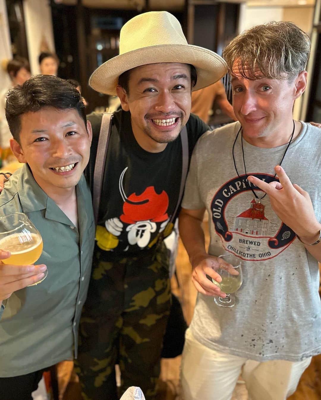 のインスタグラム：「. #ABA番組祭 今年の打ち上げは Aomori Brew Pub🍻  ギャレスビールが買える＆ ギャレス生ビールが飲める最高なお店🍻  しかも量り売りなので、 ちょこっとずつ飲んでみて 好きなものをグラスいっぱい注いで飲める🍻 そして全部うまい！！  余談ですが 1枚目の写真 ギャレス @beeasybrewing  d-iZeさん @dize1104  木邨アナ @syotakimura  同い年なんだってよ。」