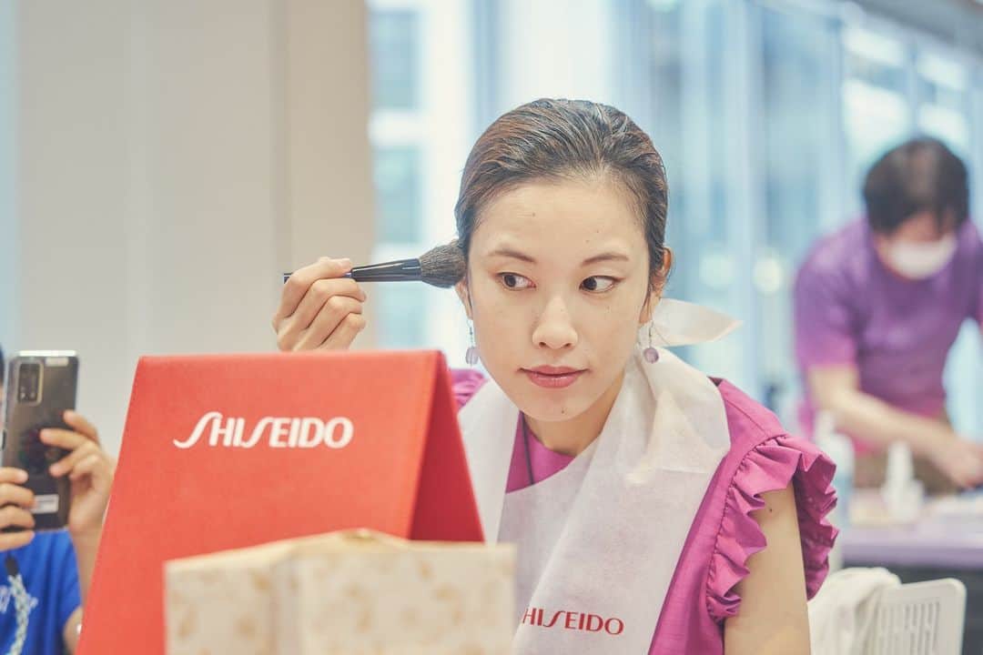 資生堂 Shiseido Group Shiseido Group Official Instagramさんのインスタグラム写真 - (資生堂 Shiseido Group Shiseido Group Official InstagramInstagram)「We recently held a non-virtual LAVENDER RING MAKEUP＆PHOTOS WITH SMILES event for the first time in 4 years in Tokyo.  MAKE UP & PHOTOS WITH SMILES is an activity in which photos of cancer survivors with personalized makeup looking and feeling great are taken, then used to create posters that include their personal manifestos.19 people from the ages of 9 to 76 participated, and the venue came alive with big smiles.   The photos taken this time are scheduled to be exhibited at the poster exhibition that is planned for a later date, and through this, we are hoping that misperceptions and prejudices toward cancer survivors change.  LAVENDER RING started in 2017 as a project for supporting cancer survivors with the slogan, “Bringing smiles to all people with cancer.” The project was also expanded globally in year 2022, and it is currently active in 4 countries and regions (China, Singapore, Taiwan, and Thailand). Shiseido supports all people living their lives as their unique selves through the power of beauty.   先日、LAVENDER RING MAKEUP＆PHOTOS WITH SMILESを4年ぶりに東京でリアル開催しました。 MAKEUP & PHOTOS WITH SMILESは、その人らしくメイクをしたがんサバイバーの方のイキイキとした表情を撮影、記入したメッセージとともにその場でポスターに仕上げる活動です。 当日は9歳から76歳の19名が参加し、会場に大輪の笑顔が花開きました。  今回撮影された写真は、今後開催予定のポスター展にて展示予定で、発信を通じてがんサバイバーへの間違った認識や偏見を変えていきたいと考えています。  LAVENDER RINGは、「すべてのがんサバイバーに笑顔を」をスローガンに、がんサバイバーを支援するプロジェクトとして2017年に発足しました。2022年よりグローバルでも展開し、4つの国・地域（中国、シンガポール、台湾、タイ）で開催しています。資生堂は、美の力で誰もが自分らしく生きることを応援します。  #lavenderring #ラベンダーリング  #makeupphotoswithsmiles」8月30日 15時19分 - shiseido_corp
