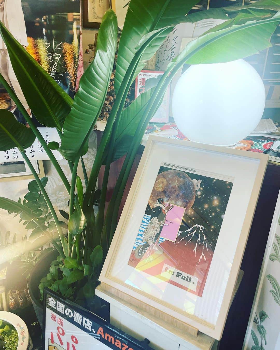 宮田麺児のインスタグラム：「作品を飾ってくれてる。 茶屋町鍼灸整骨院  #茶屋町鍼灸整骨院 #マッサージ #いつも素敵なお菓子をくれる」