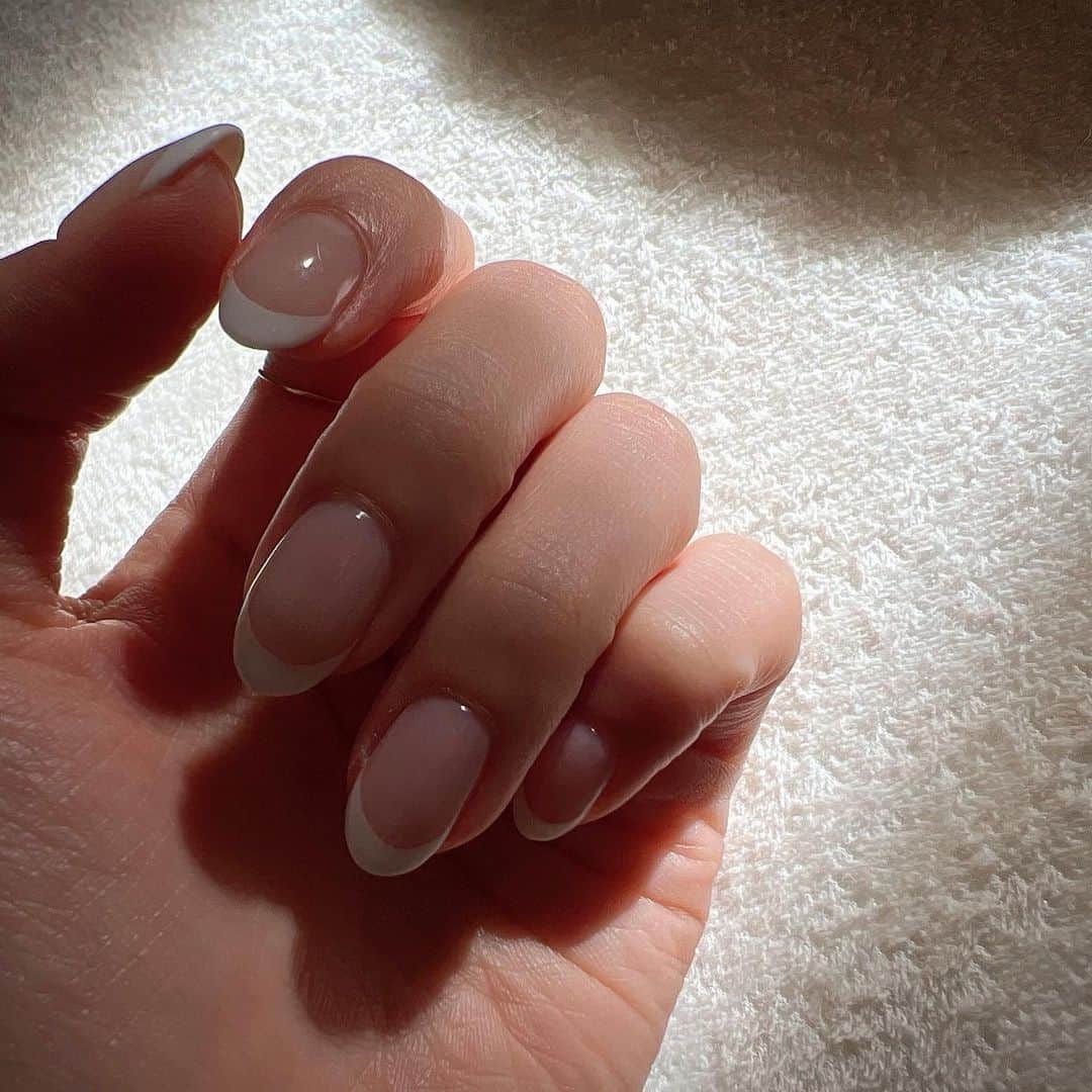 柳めぐみのインスタグラム：「. . 新しいネイル💅 ラウンドのフレンチ🥺♡ 綺麗だ... . #フレンチネイル #ラウンドフレンチ #大人ネイル #シンプルネイル #定番フレンチ」