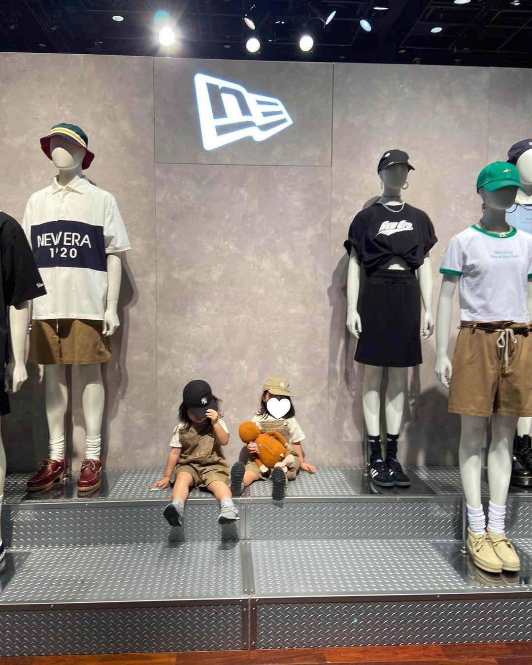 大山未希さんのインスタグラム写真 - (大山未希Instagram)「🧢  NEW ERA®  SPRING & SUMMER 2024 EXHIBITION  今回はふたごさんたちも参戦！  いっちょまえに帽子を選んで試着してました🤭  種類も豊富で親子でおそろいができるから おすすめでーす！  2人がかぶってるのは 【My 1st 9TWENTY ニューヨーク・ヤンキース】 プレゼントした時はブカブカだったのにぴったりに🤎🖤  最後の写真🤣 スヌーピーコラボを見る姉を撮ったら おまけでうしろに…  #newera #newerajapan #ふたご #姪っ子 ↓」8月30日 18時00分 - miki_oyama1003