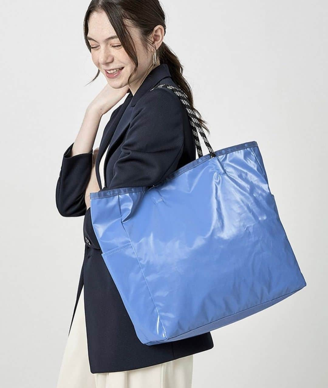 &mall(アンドモール) さんのインスタグラム写真 - (&mall(アンドモール) Instagram)「LeSportsac 【通勤バッグ】 ワークスタイルに合わせて選べるラインナップ✨ ・・・・・・・・・・・・・・・・・・・・・・・・  軽くて機能的なトートバッグやガジェットバッグは 毎日のお仕事シーンを快適で ポジティブなものに変えてくれるはず！  荷物の容量やワークスタイルに合わせて 選べるラインナップ♪  気になる商品は投稿画面をタップ☝！！ ••┈┈┈┈┈┈┈┈┈┈┈┈┈┈┈•• &mallサイトはこちらから👀‼ ▶▶▶　@andmall_msp ••┈┈┈┈┈┈┈┈┈┈┈┈┈┈┈•• #andmall #アンドモール #ららぽーと #ラゾーナ #lalaport #fashion #ファッション #お洒落さんと繋がりたい #fashionstyle #lesportsac #レスポ #レスポートサック #バッグ #旅行バッグ #旅行用 #旅行用バッグ #トラベルバッグ #大容量バッグ #サブバッグ #トートバッグ #トートバッグ好き #トート #通勤バッグ #通勤用 #お仕事バッグ #仕事用バッグ #通学バッグ #ママバッグ #マザーズバッグ #ジムバッグ」8月30日 15時30分 - andmall_msp