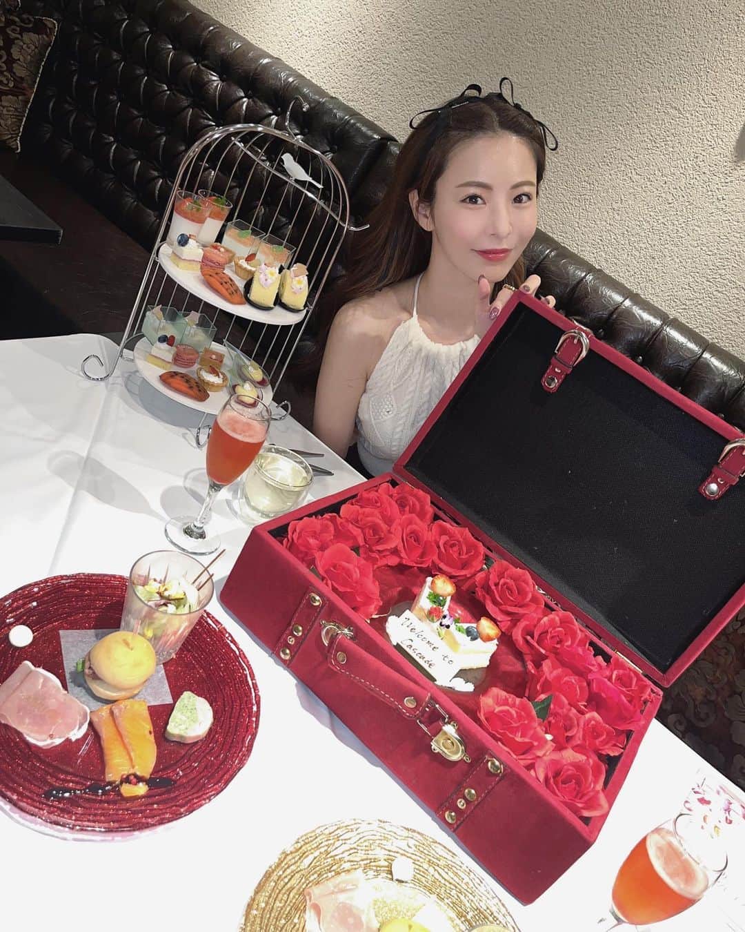 河村美咲のインスタグラム：「最近行ったアフヌン☕️🫖 1🫖 #カスケード銀座  薔薇のトランクケースに入ったケーキとアフヌンが豪華でドリンクバーも豊富👏  2🫖 #レギャン東京  渋谷の景色を一望できて装飾がカラフル華やかでかわいい..😍 どちらのお店も子連れok👌  頭のリボンピンは@sheinofficial です！ SMP7010 のクーポンコードで安くなるから使ってな🩷  #推し会 #ヲタ活 #アフタヌーンティー #スイーツスタンド  #渋谷女子会 #渋谷カフェ #渋谷スイーツ　#子連れランチ #子連れカフェ」