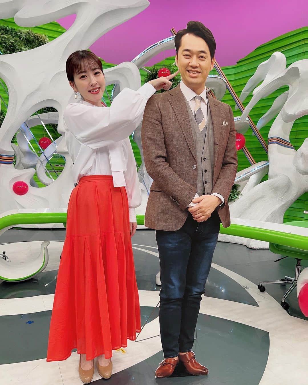【公式】『ノンストップ！』のインスタグラム：「・ 本物には絶対できないのをいいことに 設楽さん等身大パネルのほっぺをつんつん🤫  #三上真奈 @mana.mikami47  #衣装」