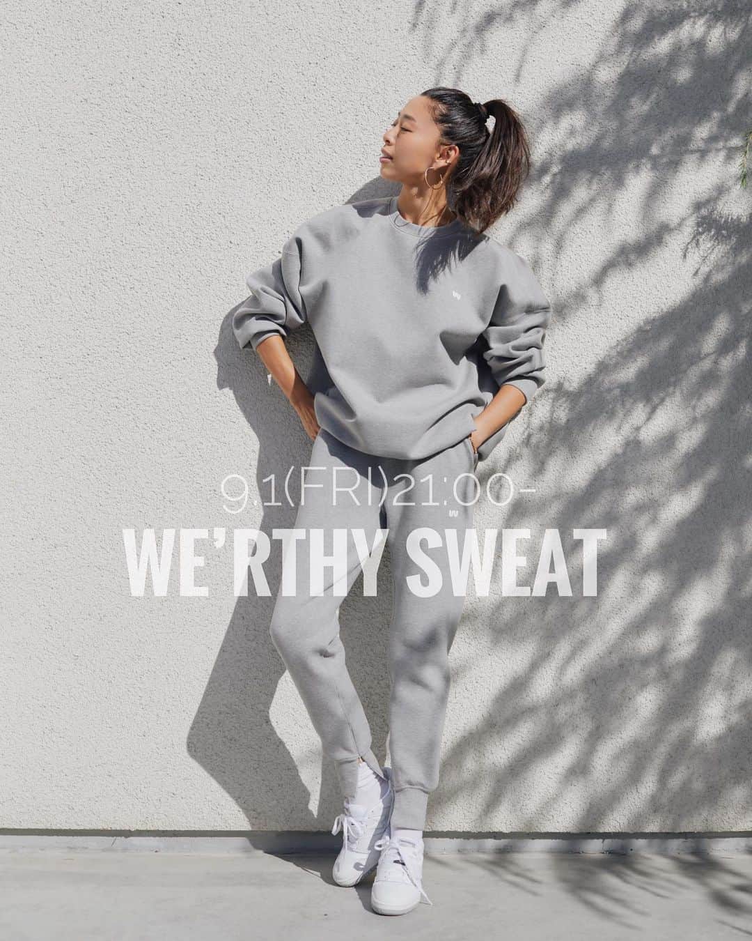 野沢和香のインスタグラム：「皆さーーーーーん🙋‍♀️ @werthy.official の大人気スウェットが今週金曜９/1(金）21：00〜再販いたします！ そして今回はリクエストが多かった新色グレーも登場！  もっちろん、今までのカラー、ブラック、ネイビー、ベージュ、ホワイトも再登場。  まだまだ暑いですが、お届けは９月末になります！のでちょ〜ど良い秋の始まりにお届けできるかと✨😎  環境に優しい製法でできた🌏表面はこなれた見え感と、肌触りの良いコットン、そして裏側はツルっとした汗などが乾きやすい再生ポリエステルのハイブリット生地  真夏以外の年間を通して楽しんでいただける万能綺麗めスウェット✨  1日の再販に先立ち明日、８月31日20：00〜インスタライブをいたします！ぜひチェックしてください🙋‍♀️🩶」