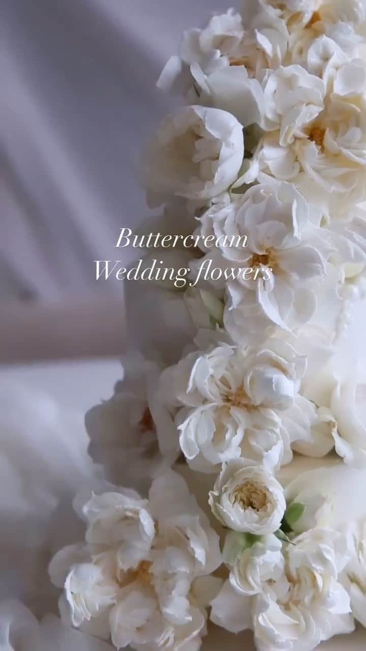 のインスタグラム：「ㅡ 꽃이름이뭔지모르겠네,한눈에반한꽃 가녀린듯힘이느껴졌다,   #buttercream #weddingsoo💕」