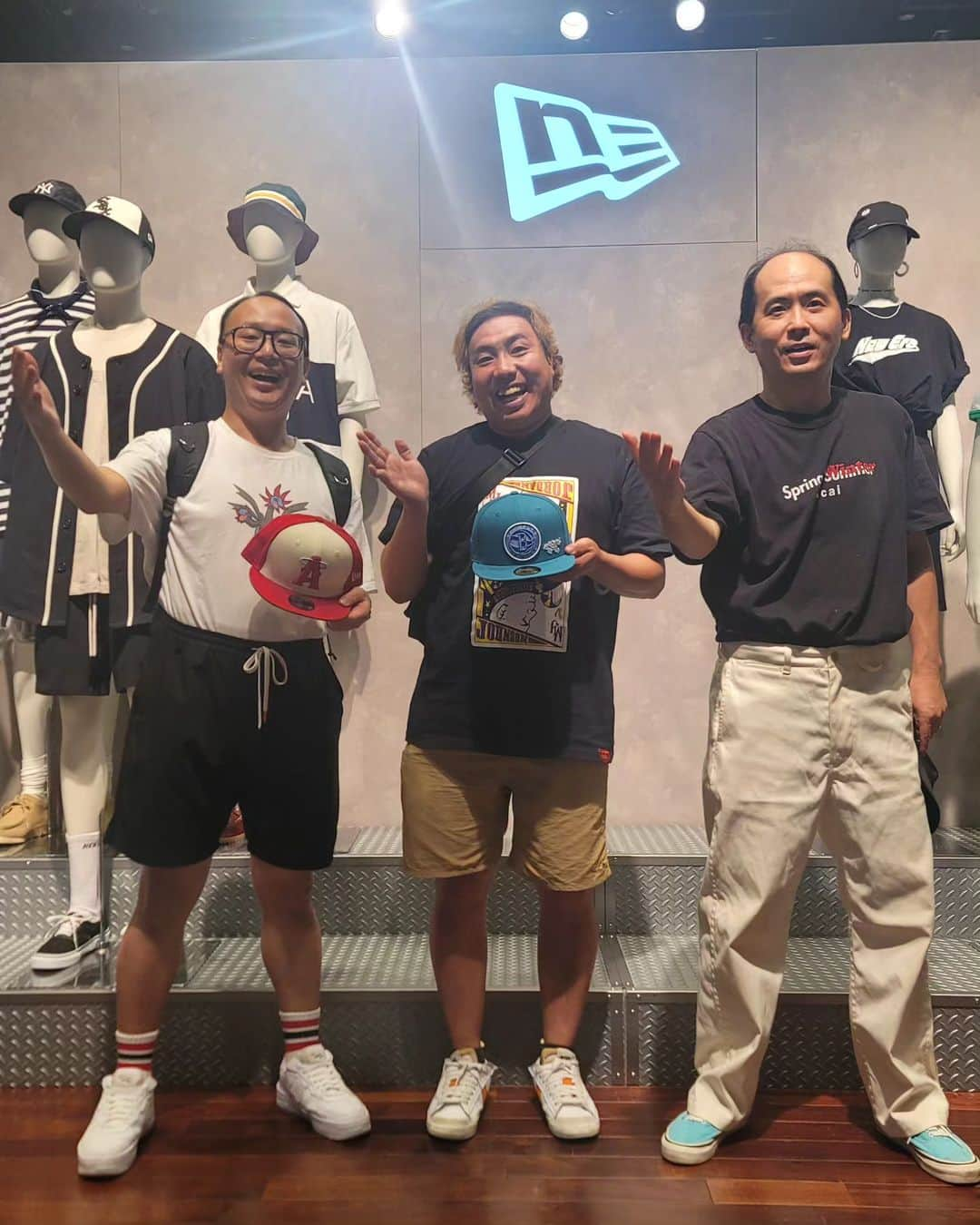 大西ライオンのインスタグラム：「NEW ERA さんの展示会に。⁡ ⁡⁡ ⁡この３人が揃うなんて！⁡ ⁡⁡ ⁡みんなで『心配ないさ〜♪』です。キャップ被ると顔が見えなくなるから、あえてキャップ脱ぎました。⁡ ⁡⁡ ⁡ #大西ライオン  #newera  #トレンディエンジェル」