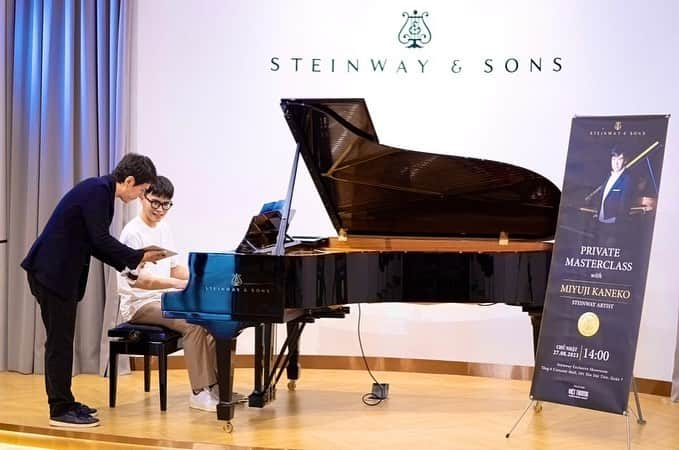 金子三勇士さんのインスタグラム写真 - (金子三勇士Instagram)「Photos of the Master class in Ho Chi Minh city. @steinwayvn @vietthuong.music   Special thanks to @steinwayandsons and @steinway_tokyo  #Steinway #Spirior #Vietnam #HoChiMinh #SteinwayShowroomHoChiMinh #SteinwayArtist #MiyujiKaneko #Concert #piano #pianist #Masterclass #celebration  #ピアニスト #金子三勇士 #スタインウェイ  #スタインウェイアーティスト #コンサート #マスタークラス #CM撮影 #ベトナム #ホーチミン」8月30日 15時54分 - miyujikaneko_official