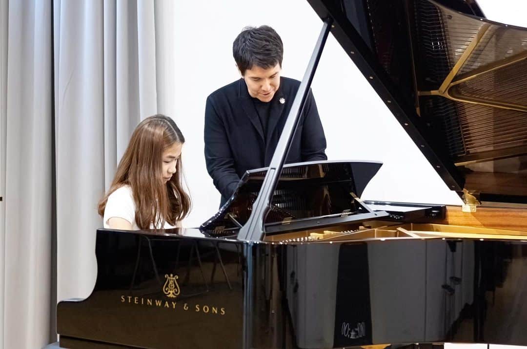 金子三勇士さんのインスタグラム写真 - (金子三勇士Instagram)「Photos of the Master class in Ho Chi Minh city. @steinwayvn @vietthuong.music   Special thanks to @steinwayandsons and @steinway_tokyo  #Steinway #Spirior #Vietnam #HoChiMinh #SteinwayShowroomHoChiMinh #SteinwayArtist #MiyujiKaneko #Concert #piano #pianist #Masterclass #celebration  #ピアニスト #金子三勇士 #スタインウェイ  #スタインウェイアーティスト #コンサート #マスタークラス #CM撮影 #ベトナム #ホーチミン」8月30日 15時54分 - miyujikaneko_official