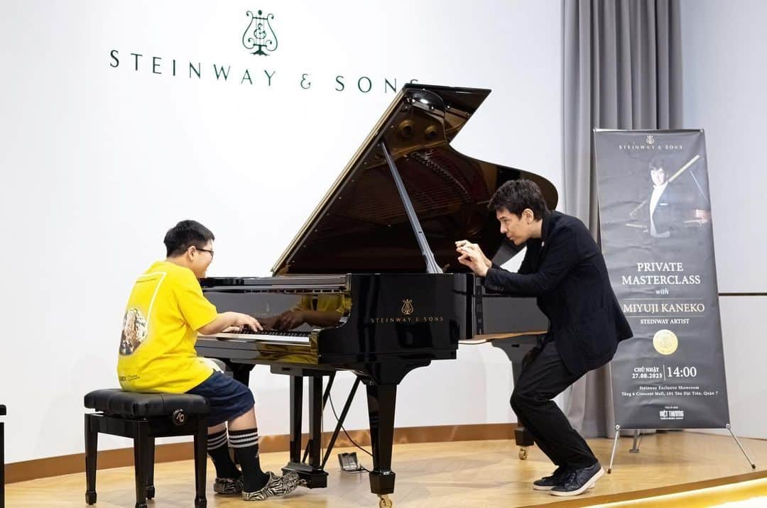 金子三勇士のインスタグラム：「Photos of the Master class in Ho Chi Minh city. @steinwayvn @vietthuong.music   Special thanks to @steinwayandsons and @steinway_tokyo  #Steinway #Spirior #Vietnam #HoChiMinh #SteinwayShowroomHoChiMinh #SteinwayArtist #MiyujiKaneko #Concert #piano #pianist #Masterclass #celebration  #ピアニスト #金子三勇士 #スタインウェイ  #スタインウェイアーティスト #コンサート #マスタークラス #CM撮影 #ベトナム #ホーチミン」