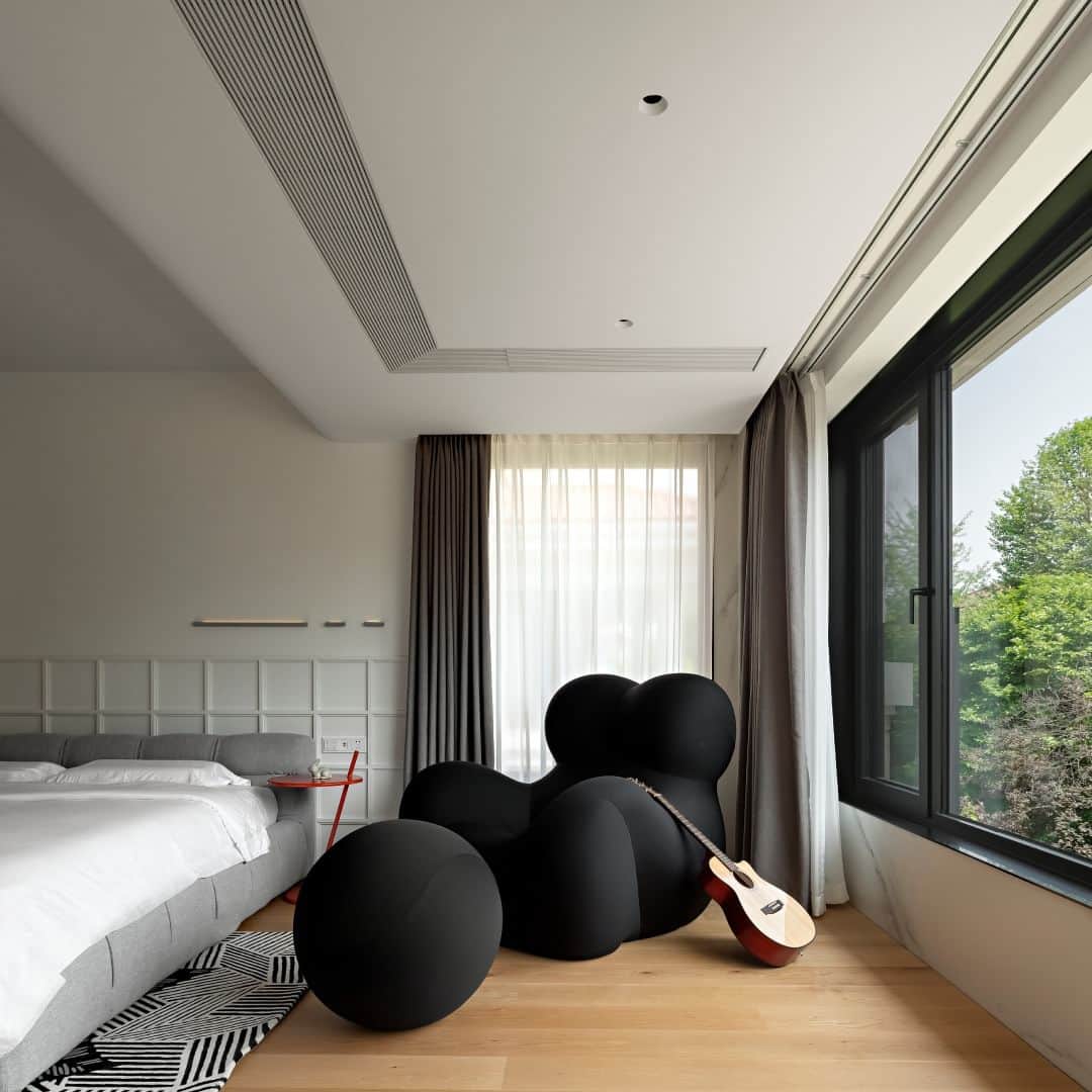 B&B Italiaのインスタグラム：「Relaxation and rejuvenation. B&B Italia UP5_6 armchair and Tufty-Bed take center stage in one of the bedrooms at Jiangnan Yipin Private Residence, lending an air of understated luxury.  @gaetano.pesce @patricia_urquiola  Space Design Team: QiZhen Design Decoration Styling: RenUno Photographer: JinXiang & RenUno  #bebitalia #design #Zhejiang #China」
