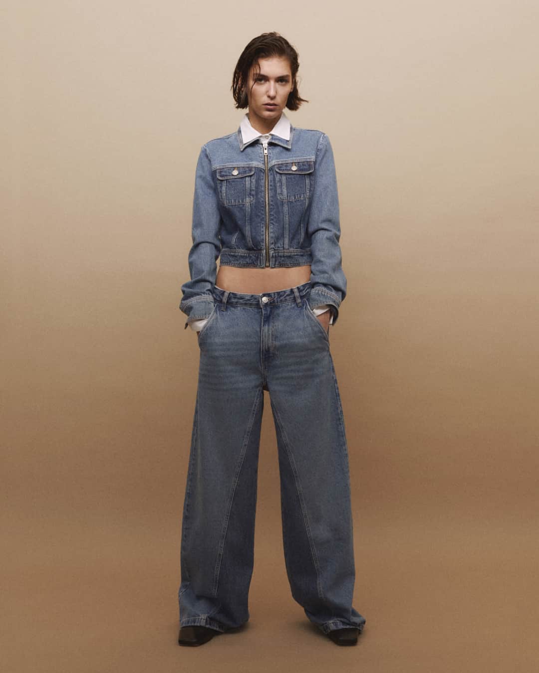 MANGOのインスタグラム：「Just when we thought a denim jacket could not be perfected any further, this wonderful piece arrives in our collection. 💙 Discover it at mango.com. ⁣ Jacket: 57063813 ⁣ Jeans: 57094779 ⁣ #MangoWoman」