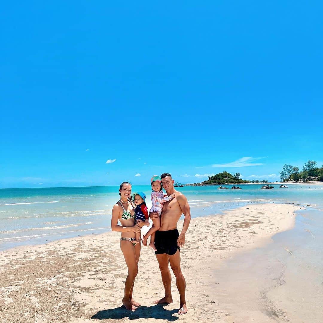 タヤ・ロジャースのインスタグラム：「Grateful for every single day we get to all be together ❤️🙏🏽 (& every single diaper he changes instead of me 😚😜)」