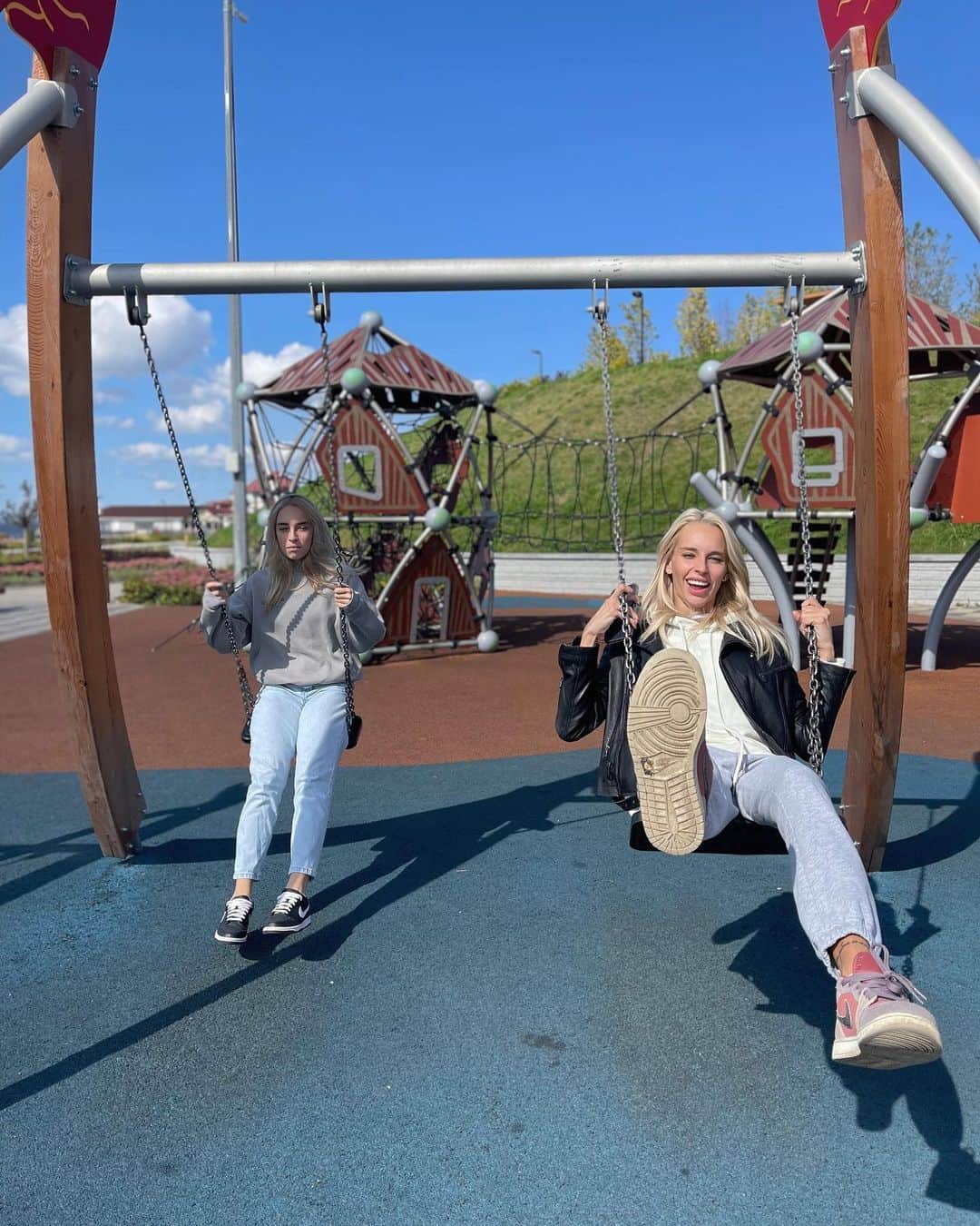 ヤナ・クドリャフツェワのインスタグラム：「Прекрасный денек!❤️ вся семья в сборе 🥰」