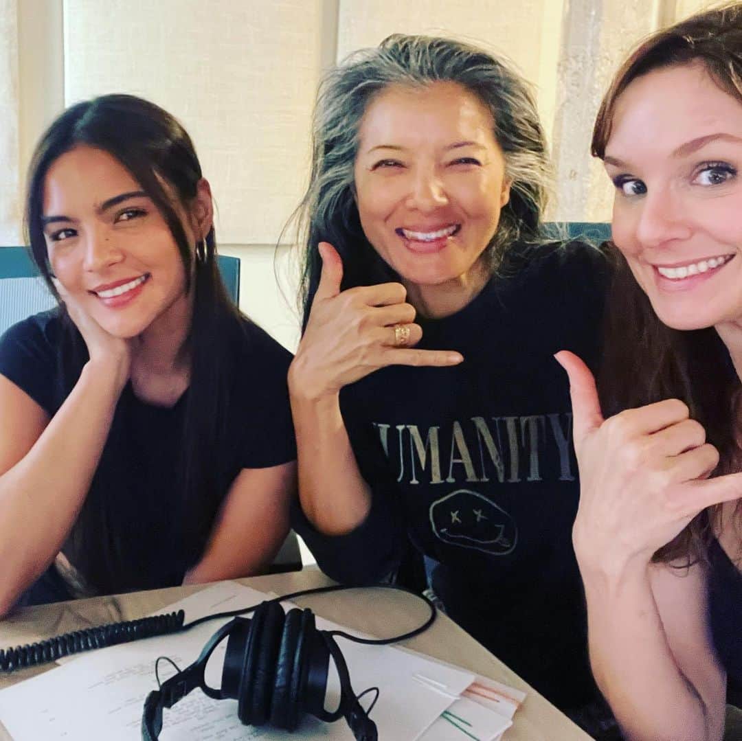 サラ・ウェイン・キャリーズのインスタグラム：「new to #aftershockpodcast : @lovipoe - playing one of my favorite characters this season - threw herself into it like a true star.  adore this lady.  . AND #jefffischer - the legend from #americandad, maker of @habitwine & one of my oldest friends in LA.  jeff & his wife are the kind of people who don’t treat you any differently depending on your current professional status - achingly rare in LA.  .  i don’t deserve either of these marvelous talents, but they joined #aftershockpodcast anyway.  and they, - along with the silky-voiced @davidmorrissey who i have no photos with for some reason but would bury a body for - open up a whole new island contingent. . tech billionaires.  water rights.  indigenous land claims.  ep 6.」