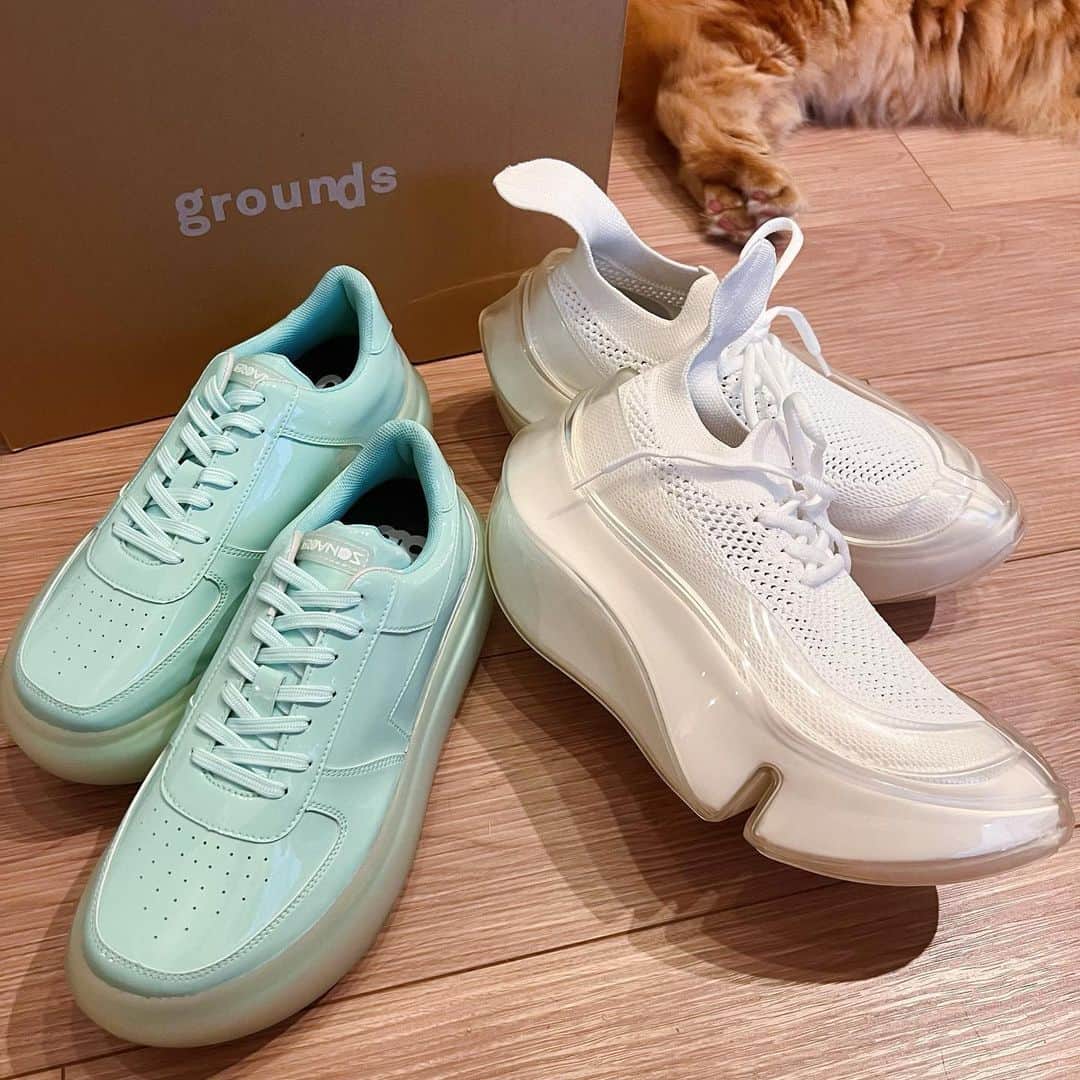 山下まみのインスタグラム：「新作届いた〜👟 靴買いすぎて、足が足りない。  #grounds  #sneaker」