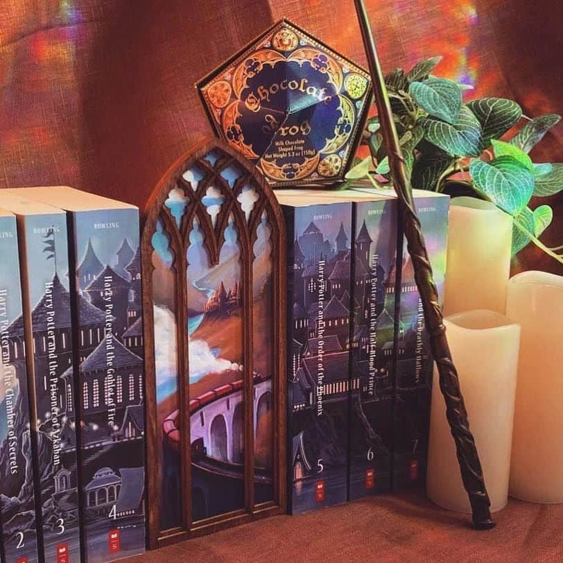 ダニエル・ラドクリフ（ファンアカウント）のインスタグラム：「Harry Potter bookshelf window by @shopambrosiaandhoney ✨ Preorder on September 1st at 4pm CST, quantities limited!  #harrypotter #hogwarts #wizard #wizardingworld #ronweasley #hermionegranger #gryffindor #ravenclaw #hufflepuff #slytherin」