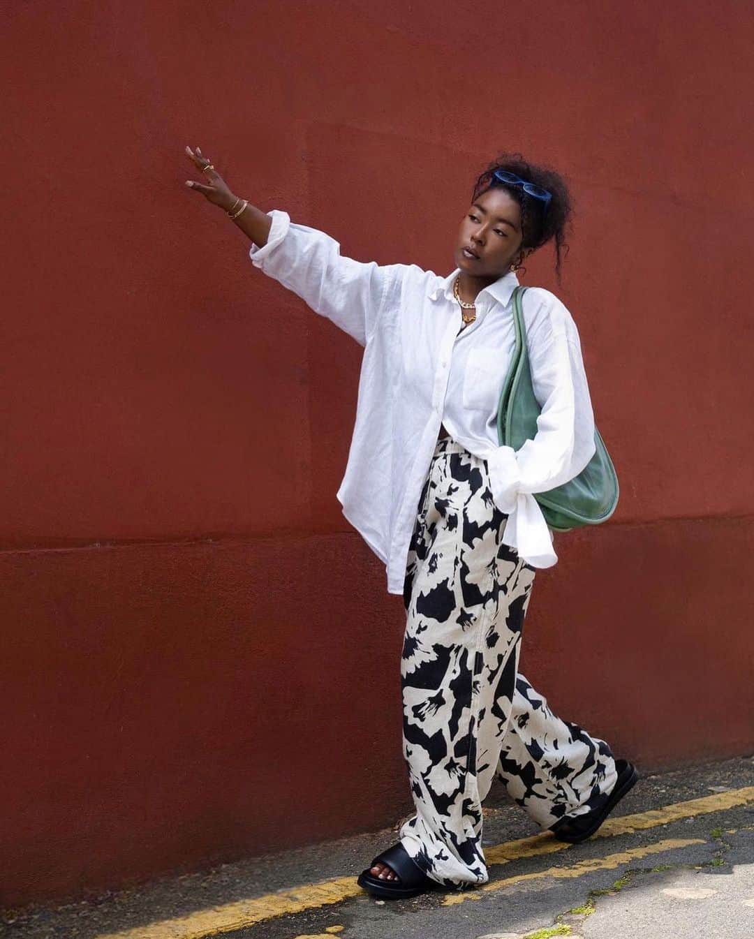 トップショップのインスタグラム：「Linen on linen. On linen.   @remiafolabi wears the floral linen trouser [129120068] and linen shirt [127185898]」