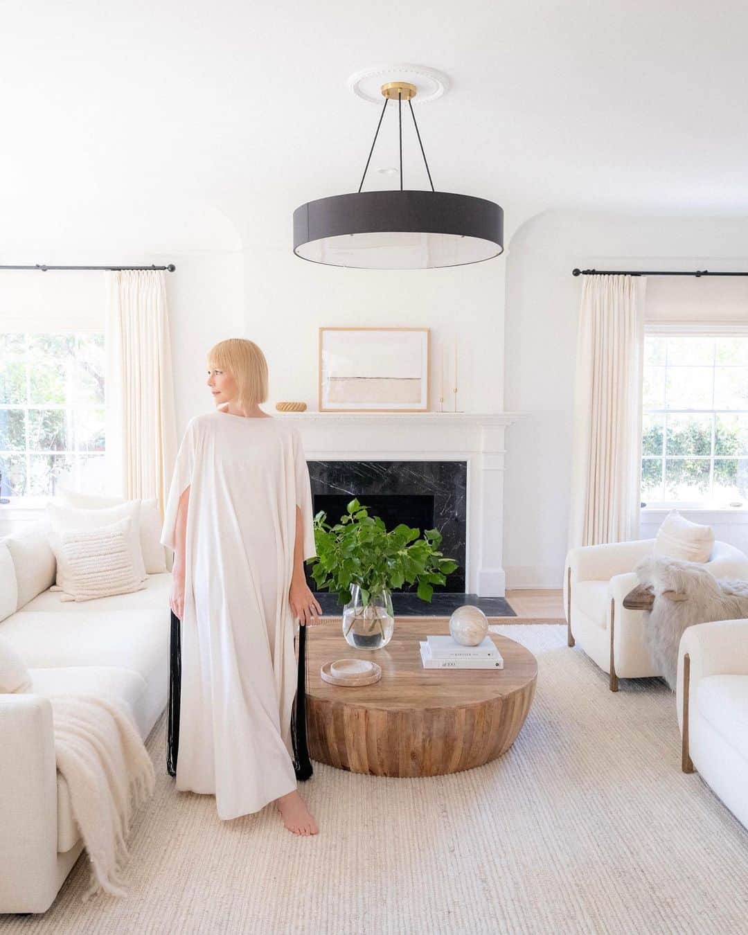 エリン フェザーストンのインスタグラム：「As they say, “good design is never done” which is why I had to switch up my living rug once I discovered this glorious alabaster ‘Dosha’ rug from @enkay.home  I’m completely obsessed because this rug is so luxurious underfoot yet stands up to high traffic. I also deeply appreciate @enkay.home ‘s commitment to sustainability and female artisans. 📷 @elizabethmessina wardrobe styling @rikkimenlo glam @thebeautyandstyleconcierge」