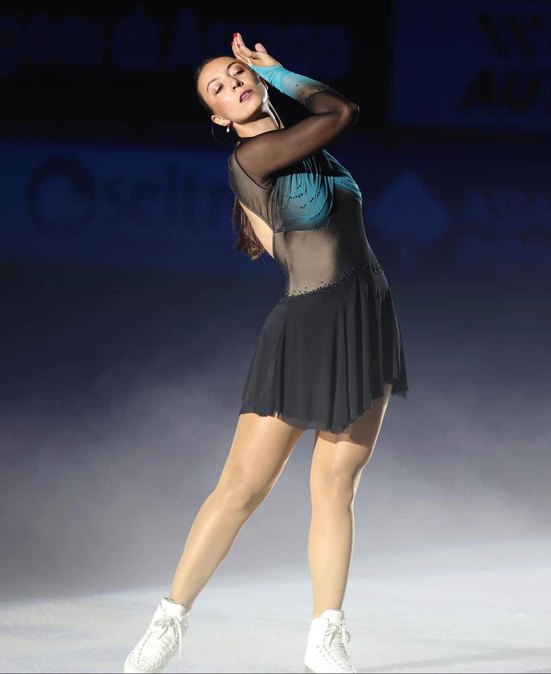 ニコル・ショットのインスタグラム：「Thank you @ghiacciospettacolo for this amazing time ❤️   ©️ @wilma.alberti   #shows #ghiacciospettacolo #italy #figureskating」