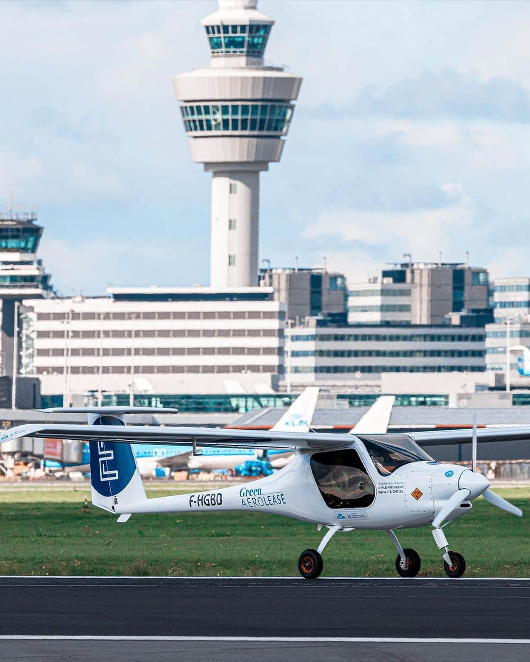 KLMオランダ航空さんのインスタグラム写真 - (KLMオランダ航空Instagram)「Meet the Pipistrel Velis Electro aircraft, the world's first and only certified electric aircraft! KLM and @electricflyingconnection provided an exclusive peek into aviation's future, offering guests a hands-on electric flying experience aboard this fully electric plane. Check our stories or highlight to experience our flight from @lelystad_airport to @schiphol! #KLM #ElectricFlight #Innovation #eflightacademy #electricflyingconnection #EFC #royaldutchairlines」8月31日 1時31分 - klm