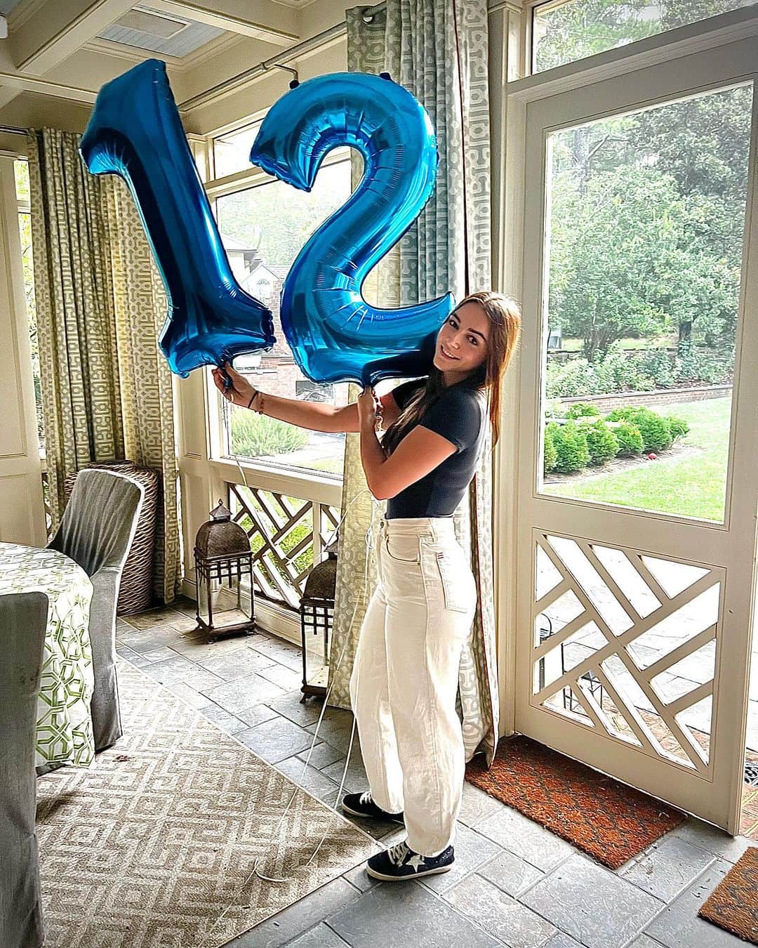 のインスタグラム：「And this one!! How are you a SENIOR? HOW?? WHEN??  So… I only have 8 months, 38 weeks, 265 days, 6,347 minutes & 381,740 seconds before youre released into the world??   I DO NOT ACCEPT! 😭😭😭😭  Congratulations on making it so far, Ave! You are an AMAZING woman/unicorn & I will treasure EVERY LAST MOMENT with YOU!   #blessed #grateful #mygirl #fae #middlechild #senior」