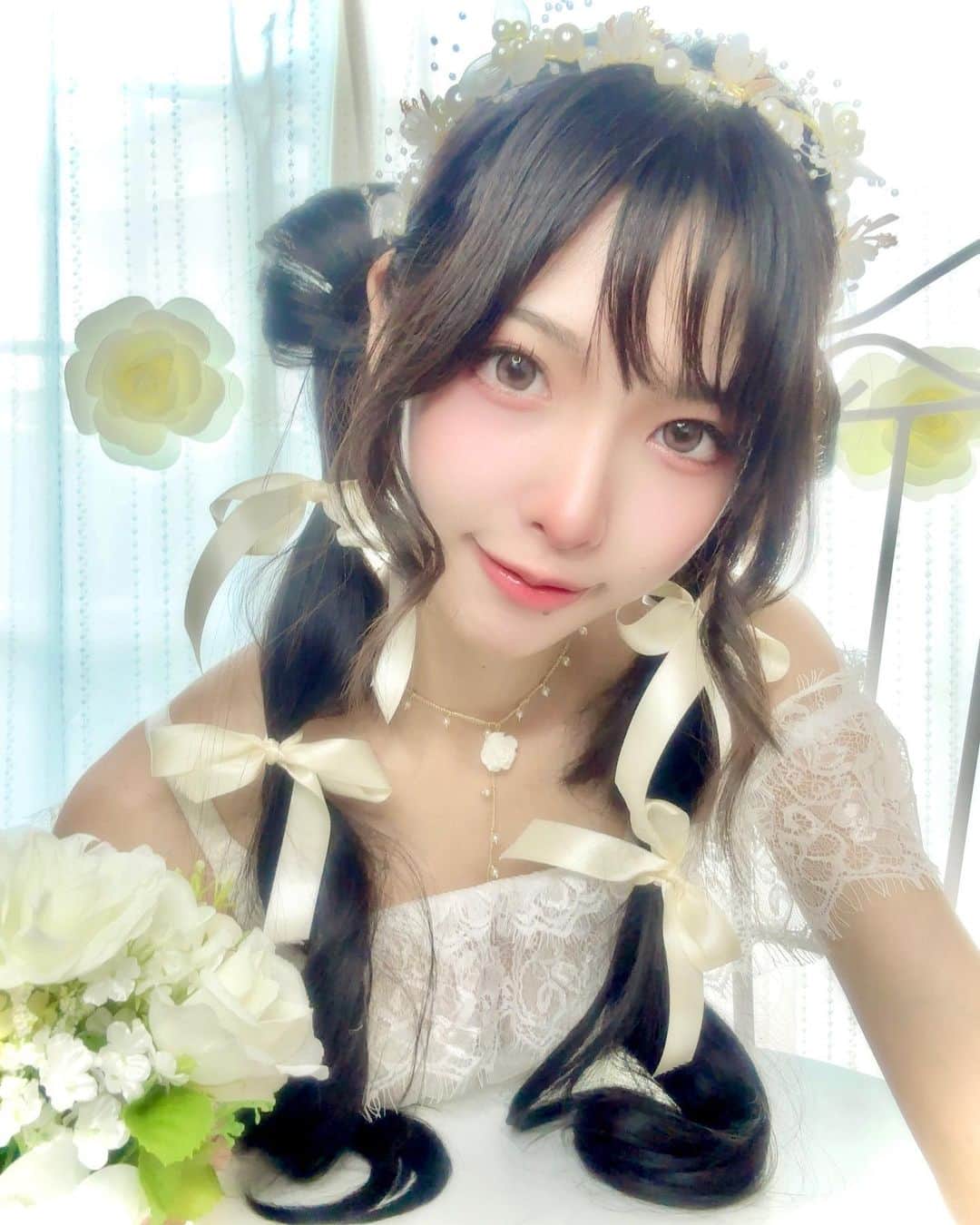 矢澤あづなのインスタグラム：「日付が変わって8/31お誕生日になりました🎂  あまりたくさんは活動出来ていないけど、いつも撮影会満枠にしていただけたり、応援のメッセージなど本当に嬉しく思っています🌼*･  これからも矢澤あづなを暖かく見守っていただけると嬉しいです💐💐  最近はグッズの販売なども出来ていなかったので、記念に手作りの写真立てやチェキを用意してみました✩.*˚  気になる方はストーリーを見てみてね🥰」