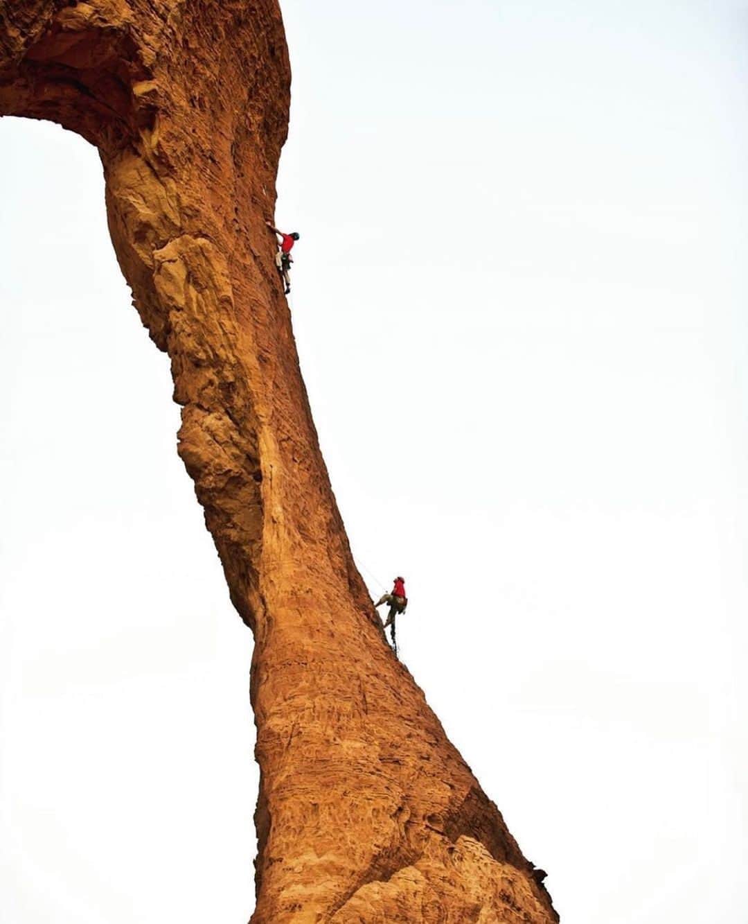 ジミー・チンのインスタグラム：「"Gritty rock and questionable protection" best summarizes the 2010 climbing expedition to the Ennedi Desert.  @onceuponaclimb on the first ascent of the Arch of Bishekele, in Chad.  @thenorthface」