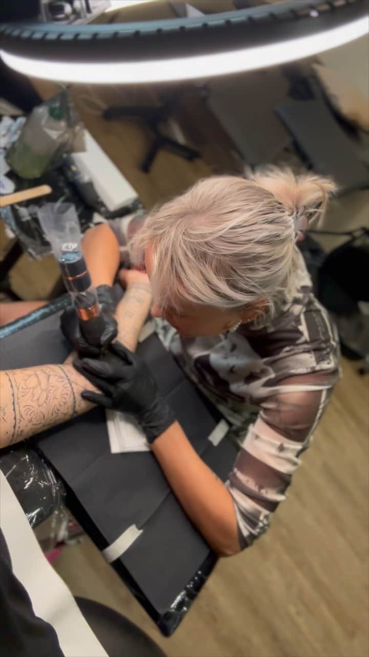 のインスタグラム：「Got my sleeve touched up 😌 come along for some pain 😅」