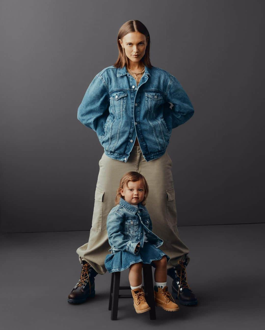 GapKidsさんのインスタグラム写真 - (GapKidsInstagram)「Iconic x ✌️. Veneda and daughter Bobbi in The Icon Denim Jacket.」8月31日 2時02分 - gapkids