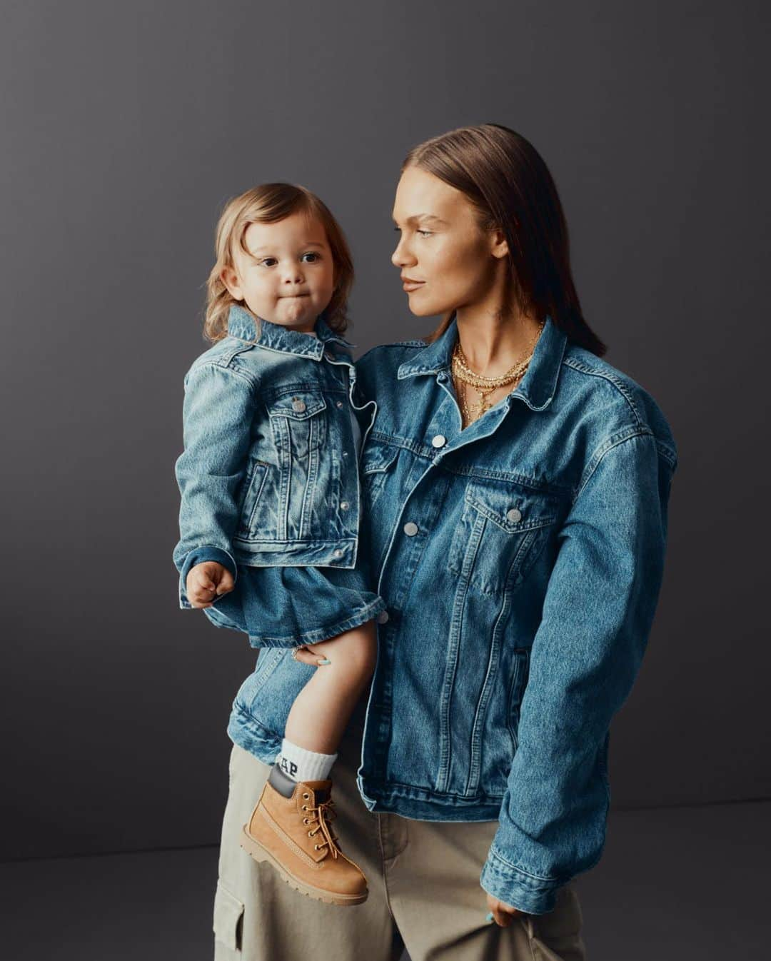 GapKidsのインスタグラム：「Iconic x ✌️. Veneda and daughter Bobbi in The Icon Denim Jacket.」