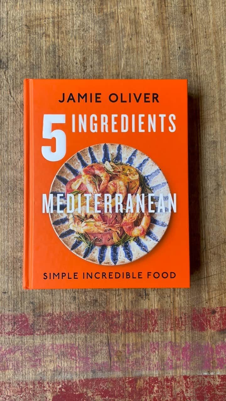 ジェイミー・オリヴァーのインスタグラム：「This bad boy hits the shelves TOMORROW!!! Everything you loved about my first 5 Ingredients book but this time with a twist of the gorgeous Mediterranean! Hit the link in my bio to grab your copy of #5IngredientsMed x x  #ad」