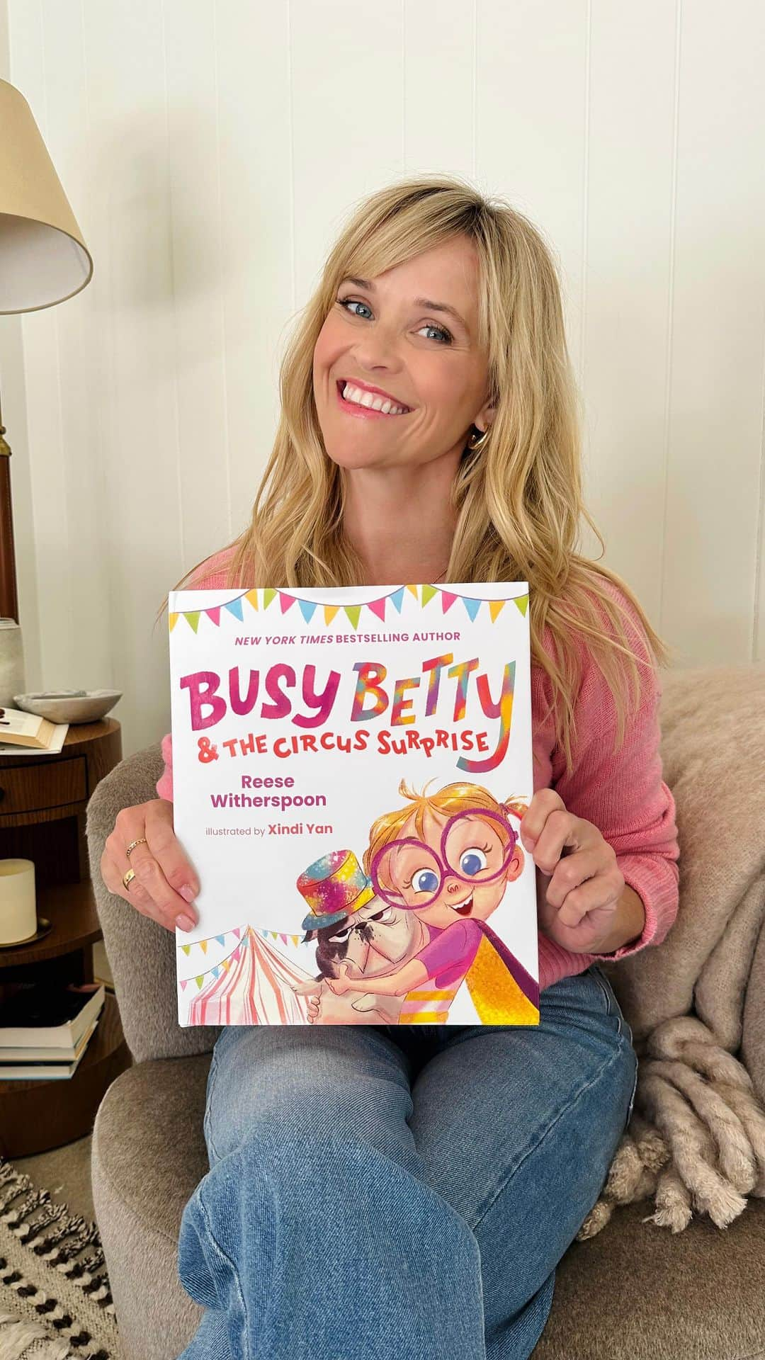 リース・ウィザースプーンのインスタグラム：「Busy Betty is BACK!! My second children’s book Busy Betty and the Circus Surprise comes out next month on Oct. 3!!! Based off my personality as a kid, Busy Betty is spirited, larger-than-life and always has LOTS of ideas 🤸‍♀️💖💫   Join Betty (and her adorable dog Frank! 🐶) in this new book as she comes up with the ah-mazing idea to throw her mom a circus birthday party and plans what will obviously be the greatest day in the history of the universe!! But not everything goes exactly as planned… 😉😬🤣   Pre-order your copy now at the link in bio!  🎶: Bobby Day」