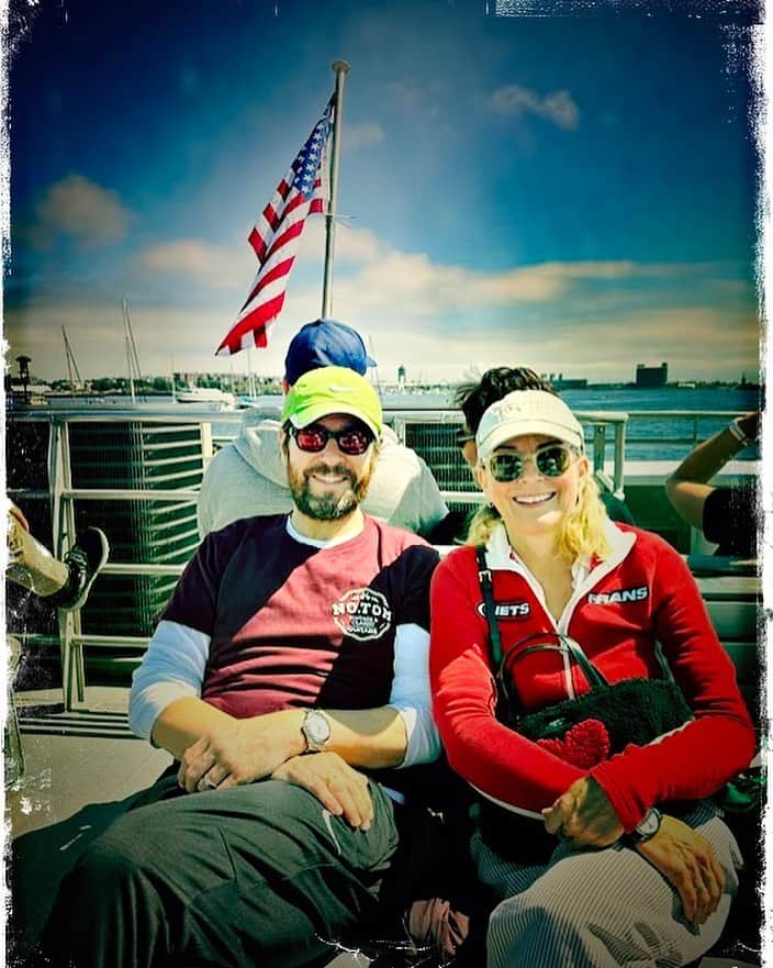 ロブ・モローさんのインスタグラム写真 - (ロブ・モローInstagram)「Boston Harbor w/ @debbonayer #clamchowdahhhhh」8月31日 1時59分 - officialrobmorrow