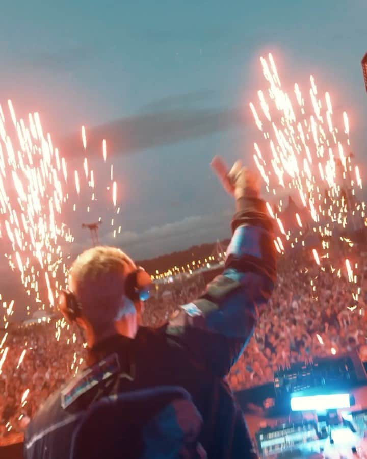 ドン・ディアブロのインスタグラム：「1,2,3,4,5 or 6!? Creamfields was HUGE🔥💯  1 ID - ID 👀 2 Don Diablo x Retrovision = Out Friday! 🚀 3 Don Diablo x Tony Ann = 👽💦 4 ID - ID 👀 5 ID - ID 👀 6 Adele - Hometown Glory (High Contrast Rmx)」
