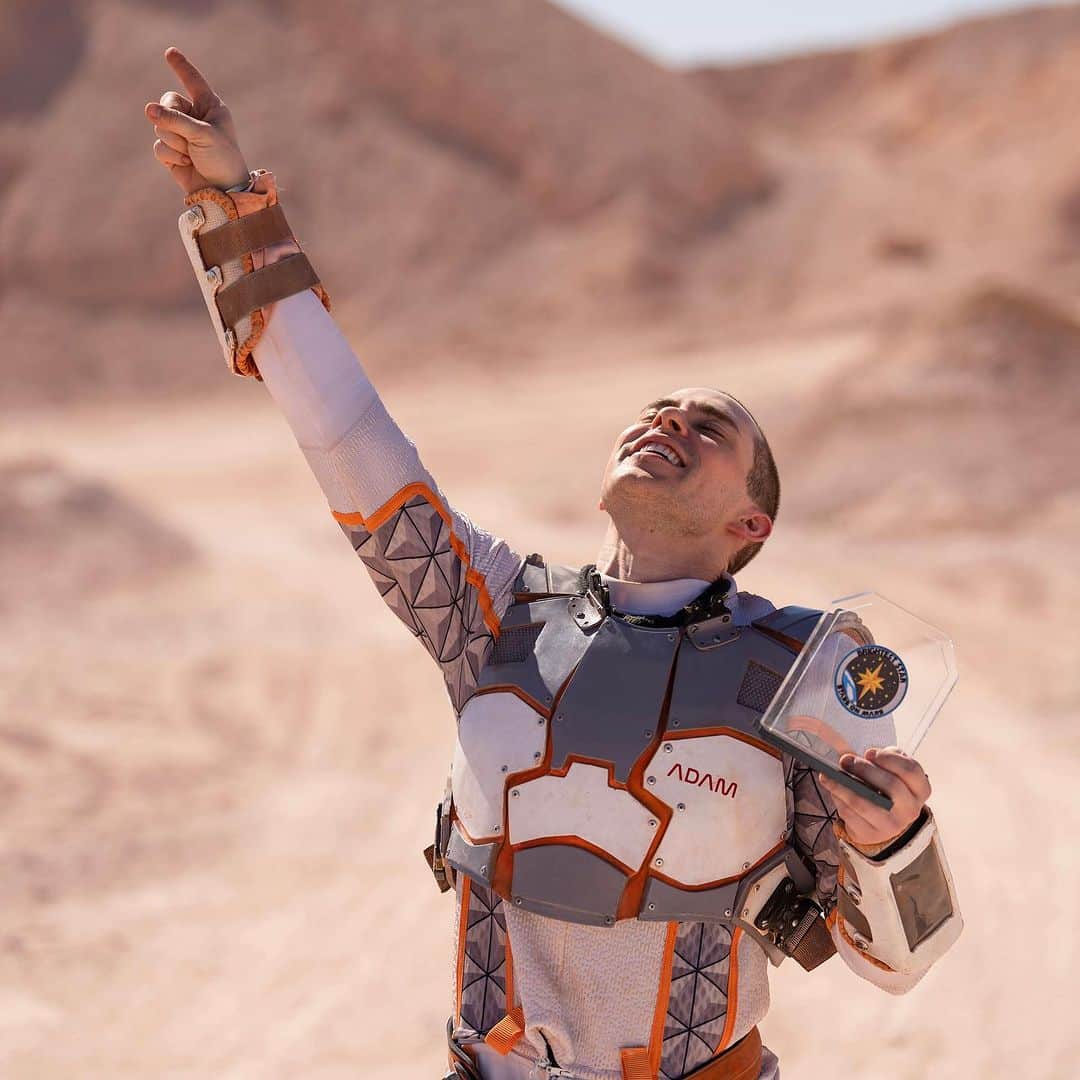アダム・リッポンのインスタグラム：「Mirror, Mirror on the wall, who's the brightest star of them all? @adaripp, of course! 🤩 If you need me, I'll be reminiscing about my epic #StarsOnMars win!」