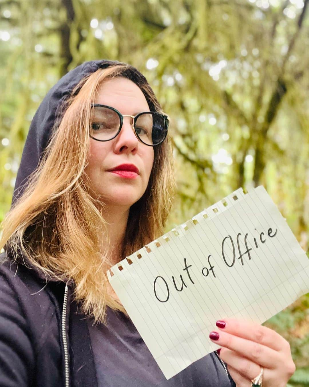 アンバー・タンブリンのインスタグラム：「I’m off to the deep woods of Oregon to work on some exciting endeavors (Writing new books! Taking naps!) and in anticipation of this retreat, I wrote about the origin story of the out-of-office reply for our newsletter, how it keeps us in community when we need to be apart. (Plus, a very special surprise mission at the end for our readers.😎)   Today’s post on Listening in the Dark: A Place to be Heard is free for all subscribers, so if you’re not already signed up, click that ol’ bio link to read the newsletter and join our @substackinc community.」