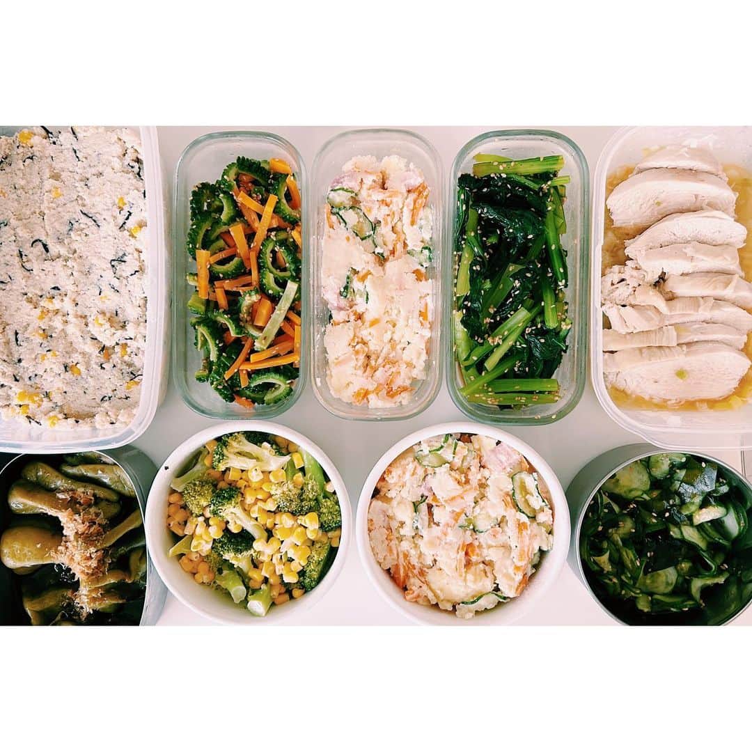 雪浦聖子さんのインスタグラム写真 - (雪浦聖子Instagram)「8月の常備菜。ついにアップするのが月単位になってしまった。  月の半ばに、忙しいし暑いし、無理して作らない、ということにチャレンジしてみようと、1週間半くらい常備菜なしですごしてみたら、冷蔵庫がすっきりするのは気分がいいけど、毎日何食べるか考えて作るのは私には大変だなあと、やっぱりこのやり方が向いてるんだなと再確認。  よく、常備菜褒めてもらえるのだけれど（ありがとうございます。そしてこんなに載せてたら褒めてくれとアピールしてるようなものですな…）ただの面倒くさがりで、あと同じもの食べつづけても飽きないタイプなだけなのです。偉くない。  飽きないタイプすぎて最近のメニューのワンパターンぶりがすごい。来月は新しい風を吹かせるぞ。ひゅー。」8月31日 2時03分 - sneeuw_y
