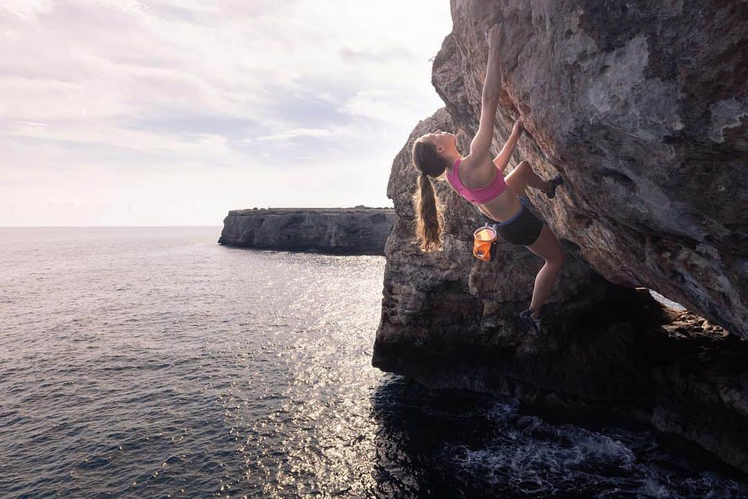 ユリア・フィシェルのインスタグラム：「I've received so many nice messages about our DWS videos from Mallorca, so I wanna say thank you to all of you 🫶 it was my first time sharing so much of a climbing trip with a wider audience and it makes me so happy to hear that people are enjoying it and that there's so many people sharing the same passion ❤️‍🔥 I especially wanna say HUGE thank you to @jakob.schubert and @alpsolut.pictures for letting me be a part of this 🙏 I enjoyed every second of it.  Let me know if you wanna know more about handling the fear and other emotions while deep water soloing, I can assure I was not as fearless as the video might suggest 😂 Pic by @jonathan_faeth  . . @scarpa_at @rewhiteclimbing @austriaclimbing @olympiazentrumtirol #climbing #rockclimbing #deepwatersolo #dws #mallorca #goodcrew #goodtimes」