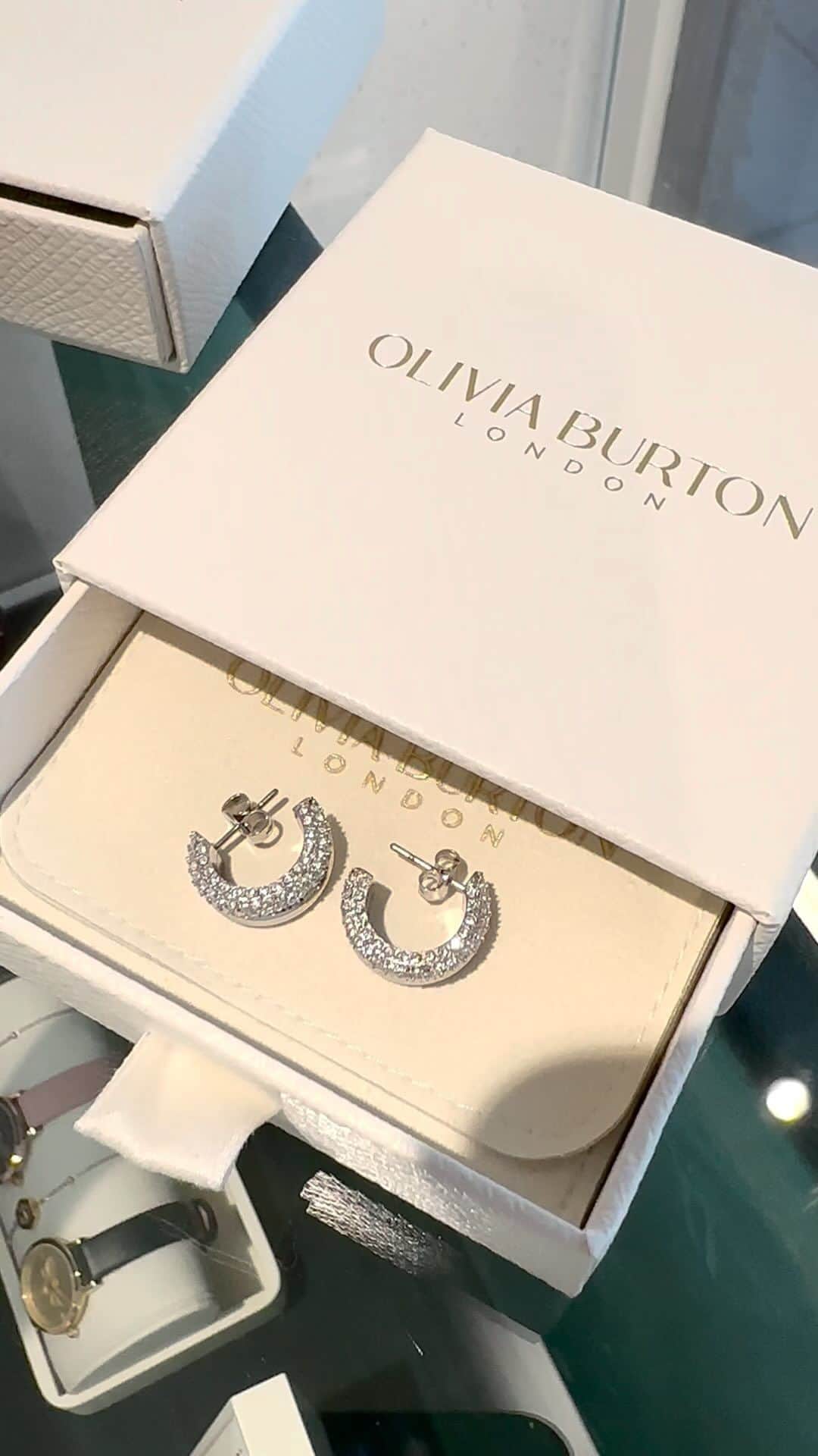 Olivia Burtonのインスタグラム：「Effortless styling for every occasion? Our Classic Entwine ring set and hoop earrings will give you just that. 🤩🤍  Tap to shop this dynamic duo and our other colour ways.  #OliviaBurtonLondon #Jewellery」