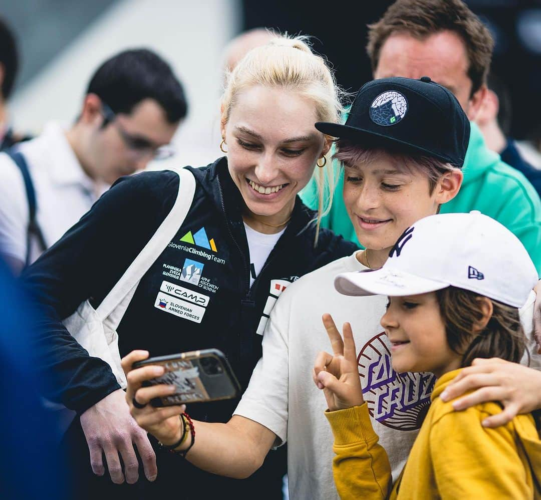 ヤンヤ・ガンブレットのインスタグラム：「Heads up for anyone in Arco! ✍️📸 I’m excited to be signing autographs tomorrow before the @rockmasterfestival program kicks off. See you there!✌️ @camp1889outdoor   📆 Thursday, 31 August 🕕 starting 18:00  📍 at the CLIMBING VILLAGE shop in Piazza Marchetti, Arco (TN)」