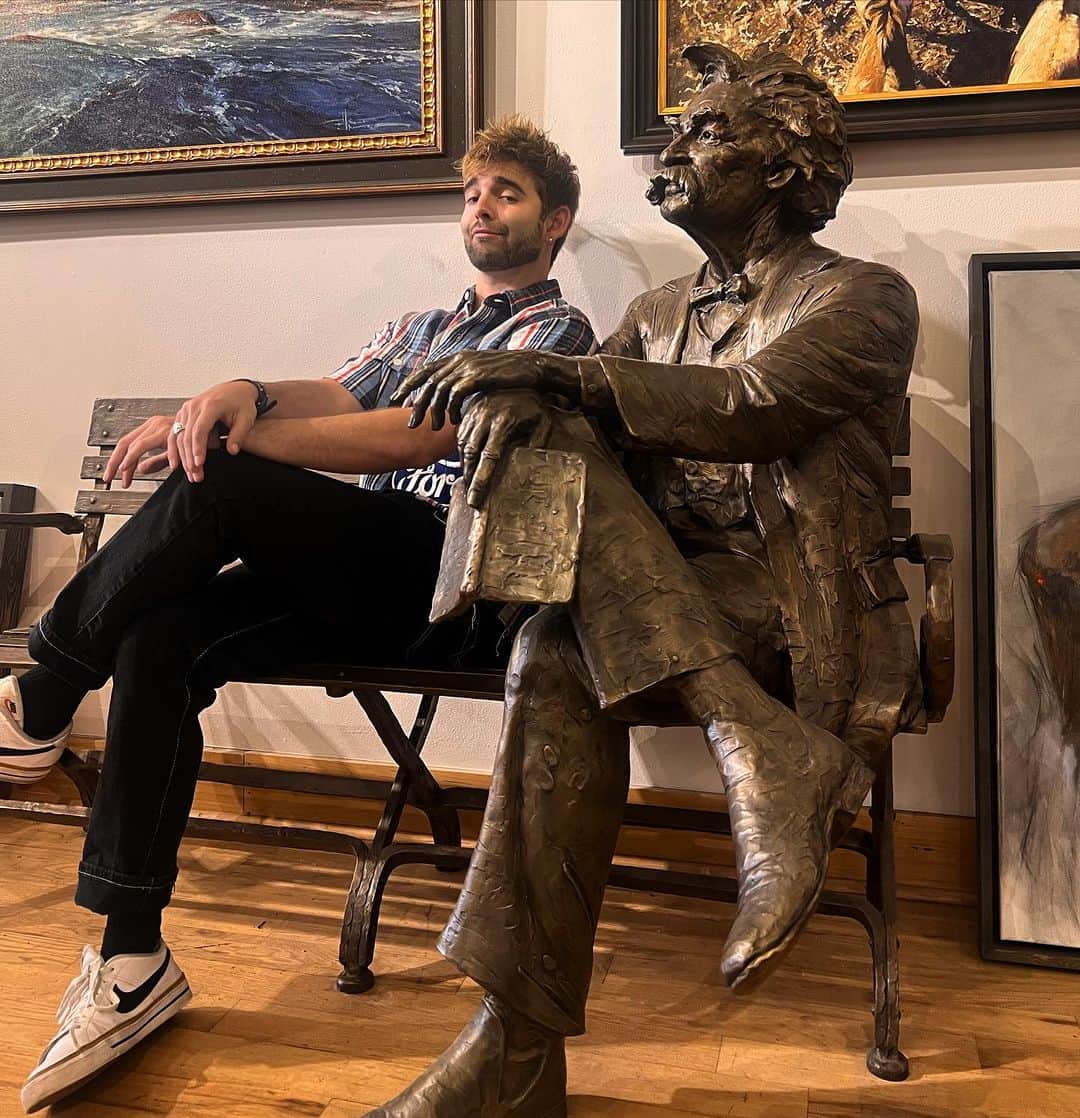 ジャック・グリフォーのインスタグラム：「🥸🧠🥯」