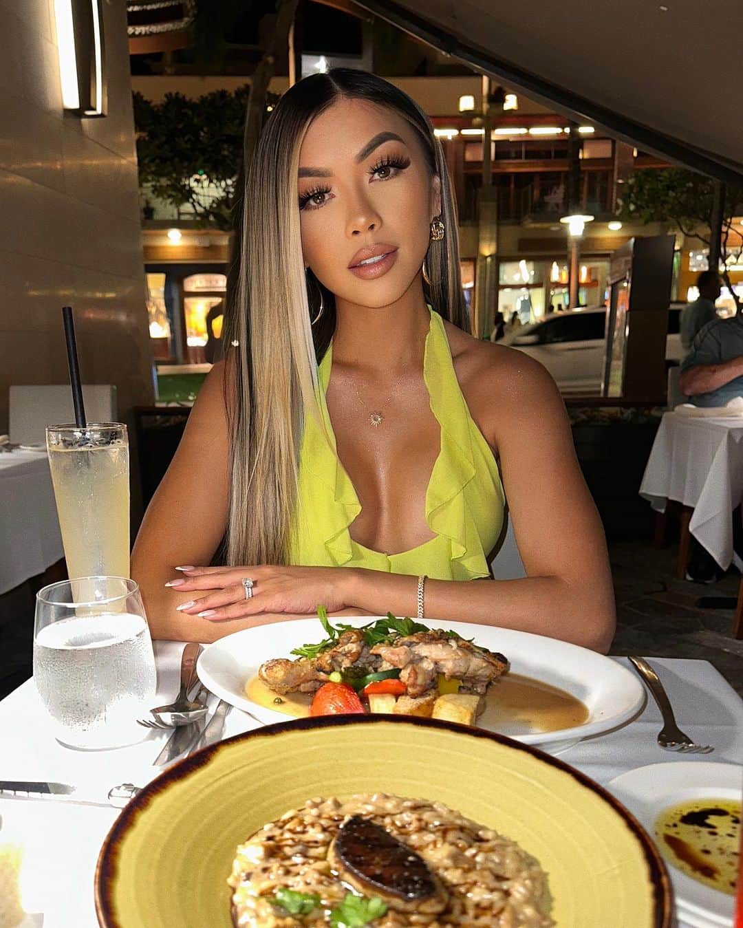 リアン Vのインスタグラム：「Date night 🍴 @wearethebenjamins」