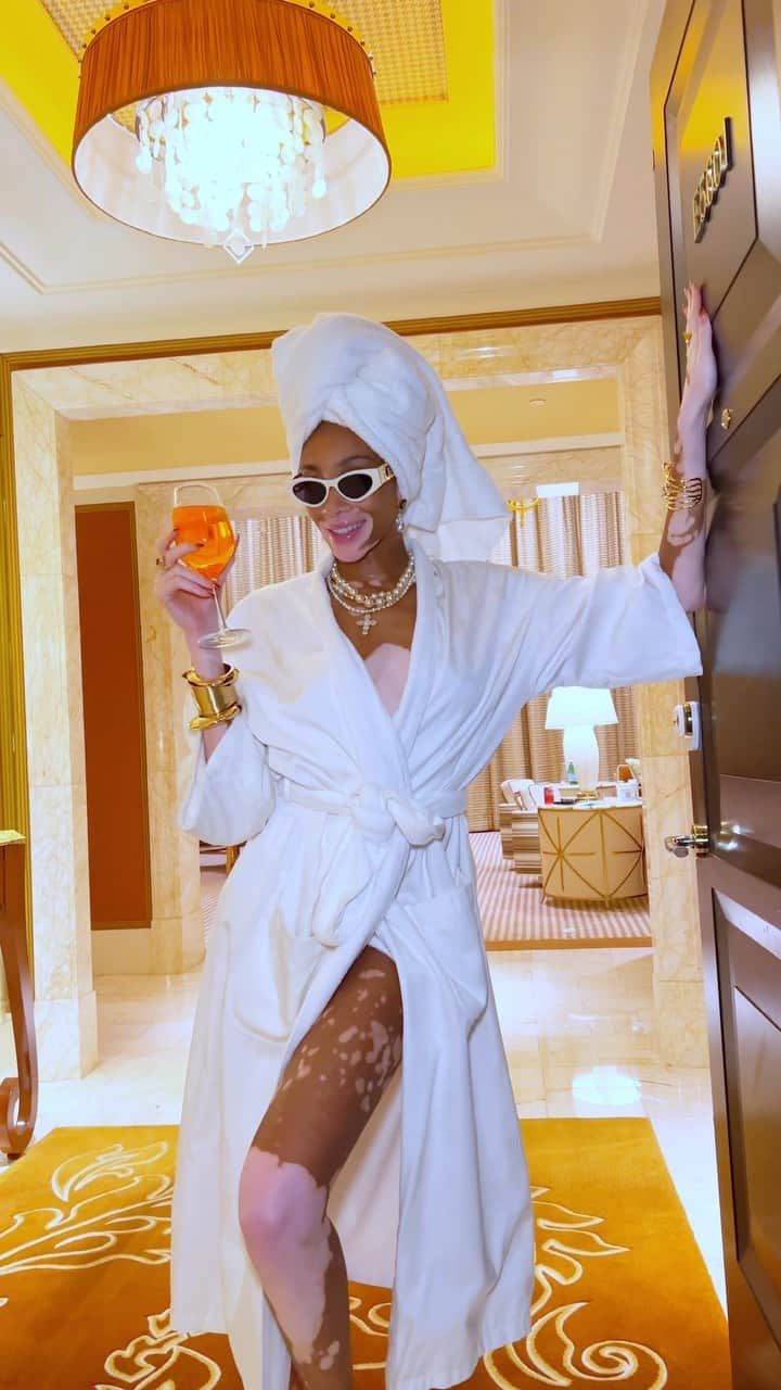 ウィニー・ハーロウのインスタグラム：「Welcome to the Wynn -Win🧖🏽‍♀️✨🕶️  @Wynnlasvegas @maisonwynn #MaisonWynn  @wynnfieldclub  #cozy #cozychallenge」